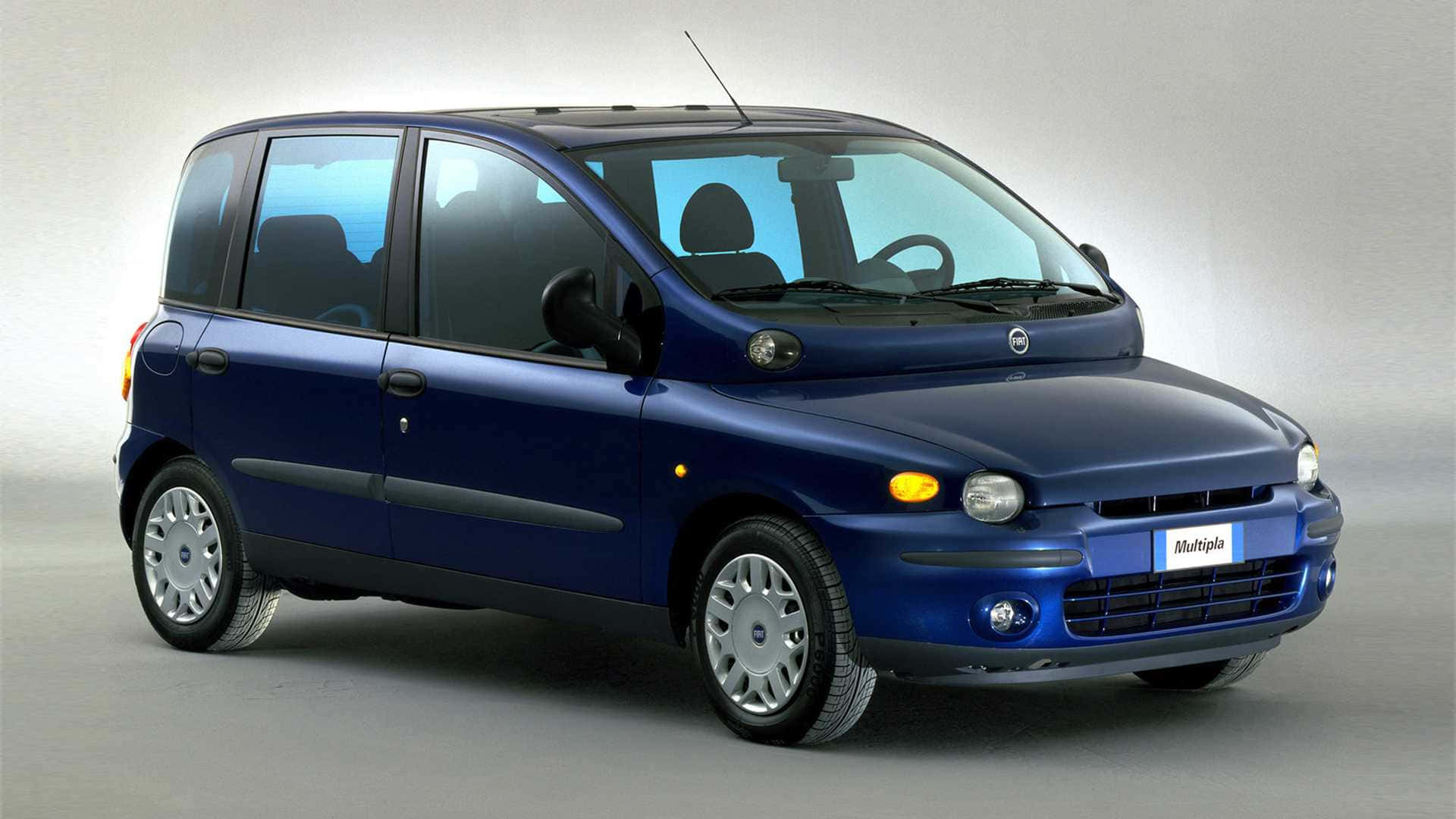 Fiat Multipla 桌布 壁紙 — 時尚藍色Fiat Multipla緊湊型MPV，在工作室燈光下以乾淨灰色背景展示。