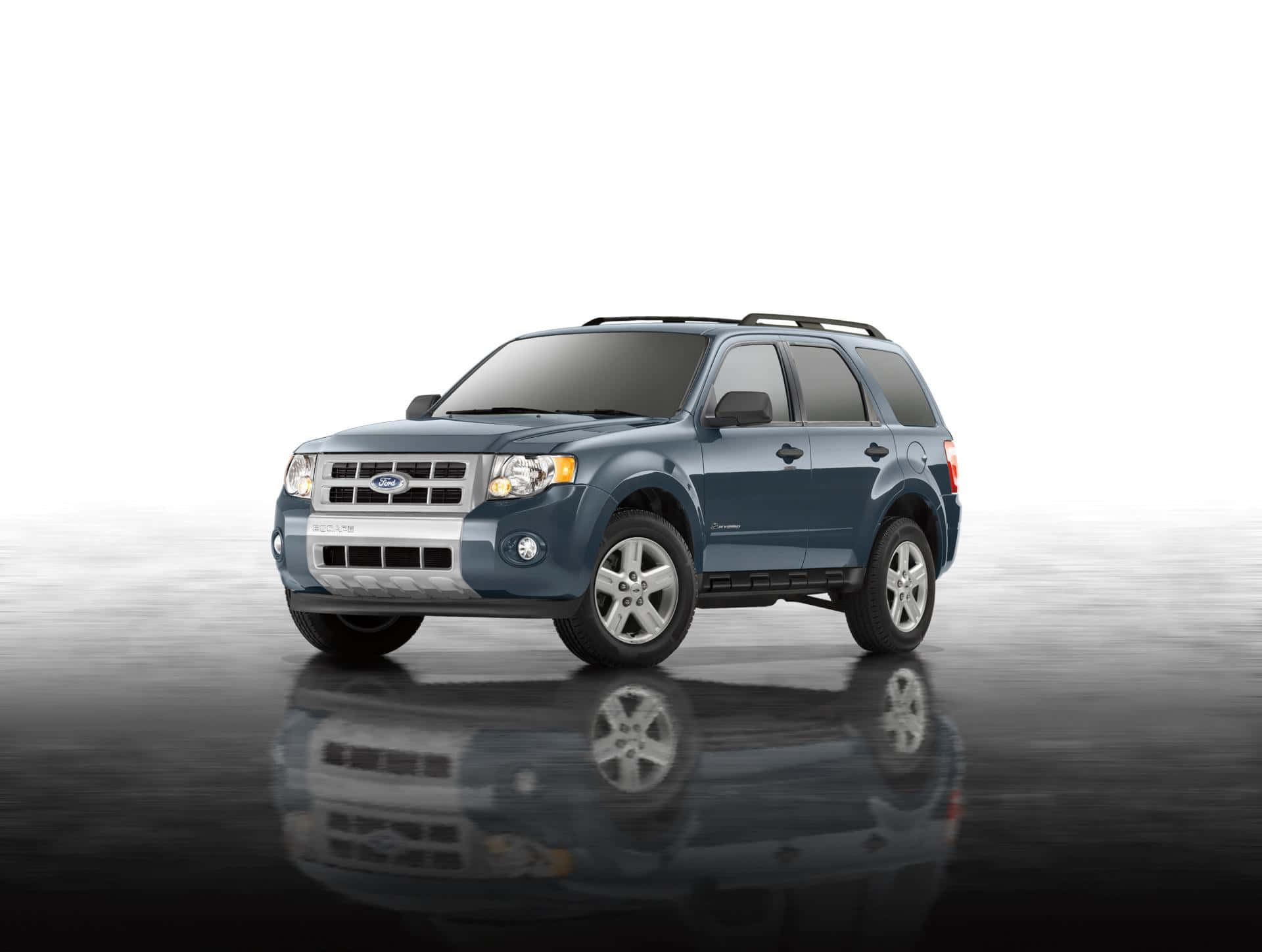 Ford Escape 桌布 壁紙 — 一輛時尚的藍色福特 Escape SUV 停放在光亮的黑色地板上，在純白背景下呈現完美的鏡面倒影。