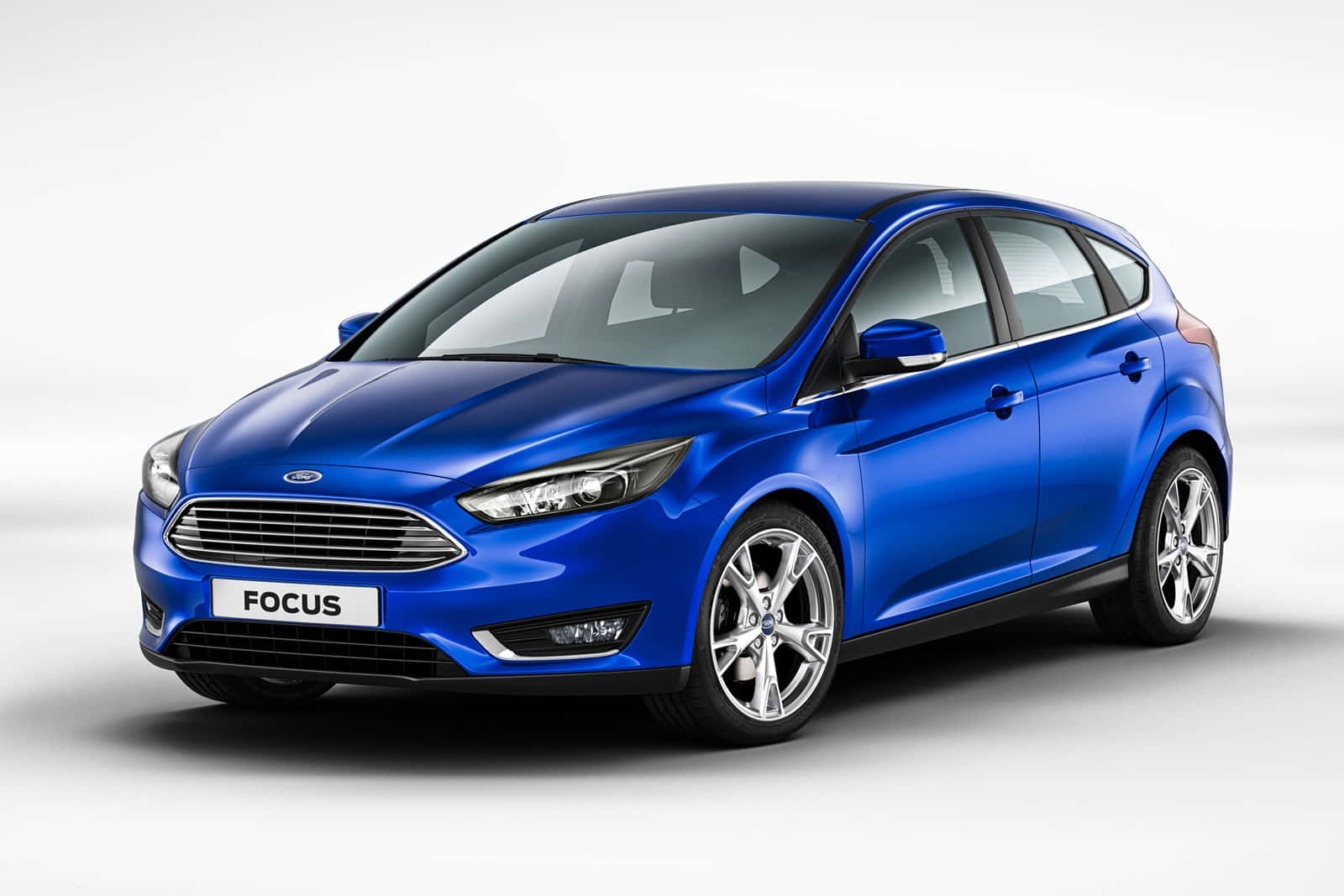 Ford Focus 桌布 壁紙 — 一輛時尚的藍色福特福克斯掀背車在攝影棚燈光下，於純白背景上閃閃發光。