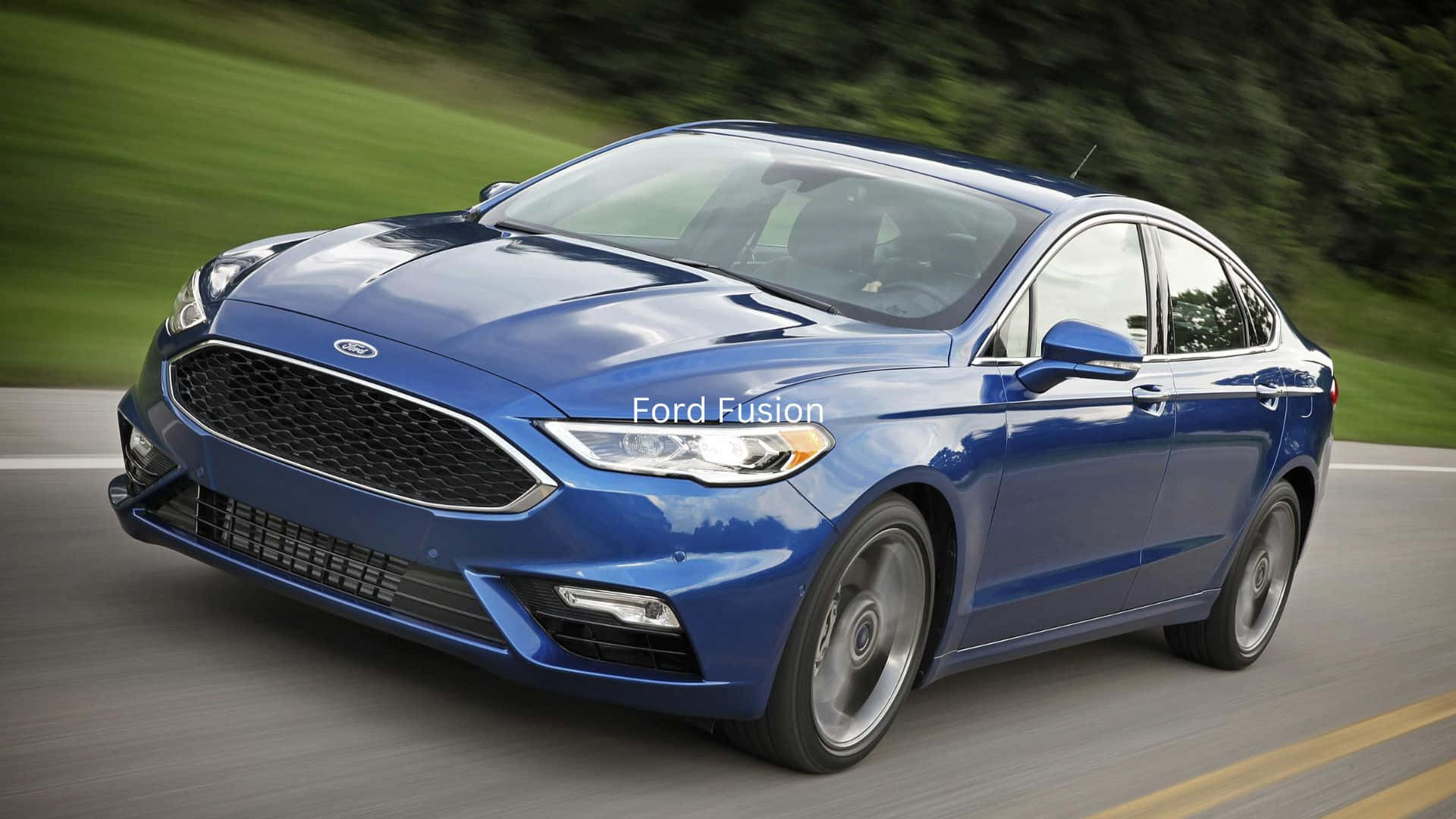 Ford Fusion 桌布 壁紙 — 一輛時尚的藍色福特Fusion轎車在道路上疾馳，背景是模糊的綠意。