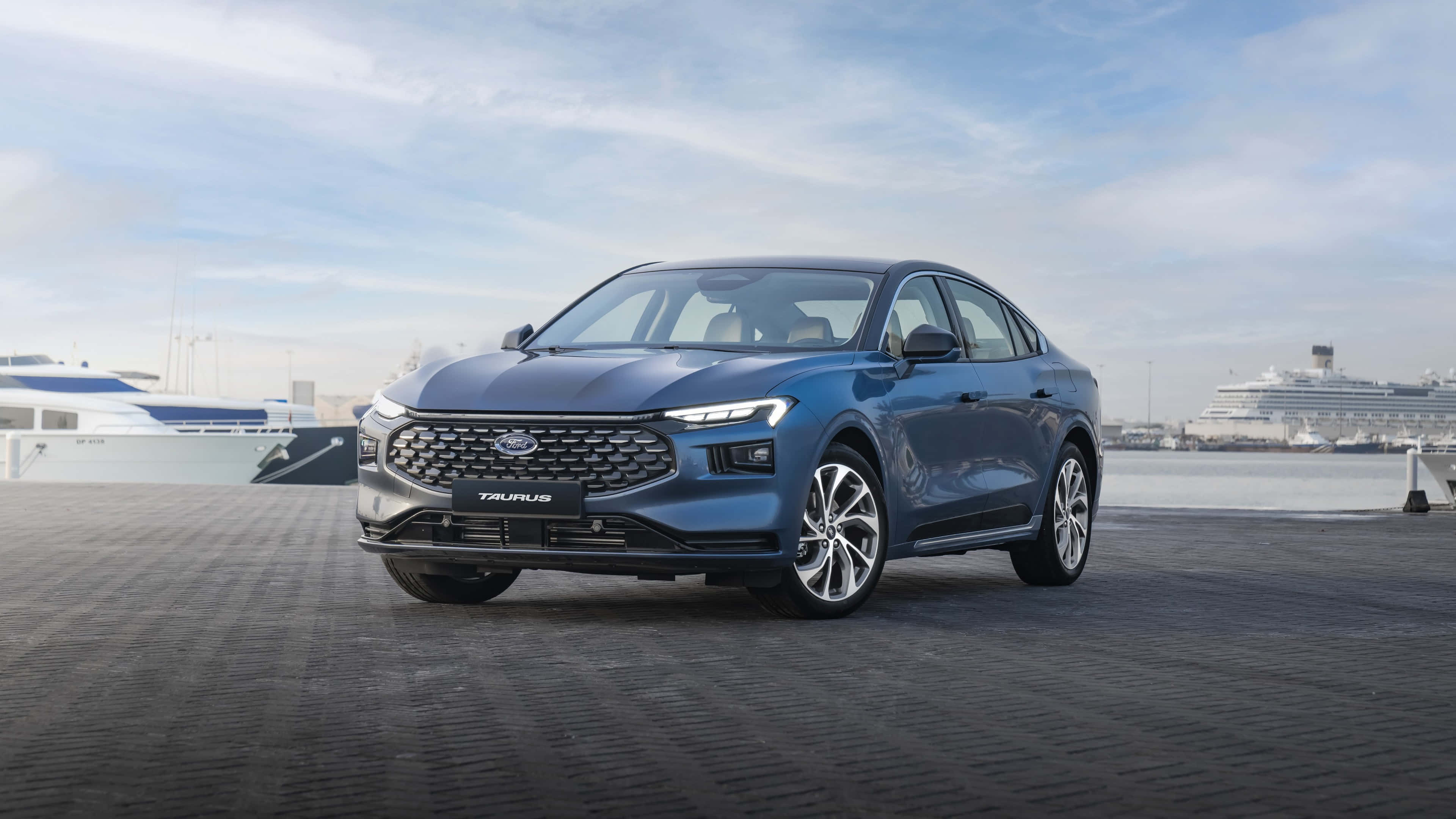 Ford Taurus 桌布 壁紙 — 一架時尚的藍色福特 Taurus 房車停泊在碼頭上，背景有郵輪和遊艇，天空局部多雲。