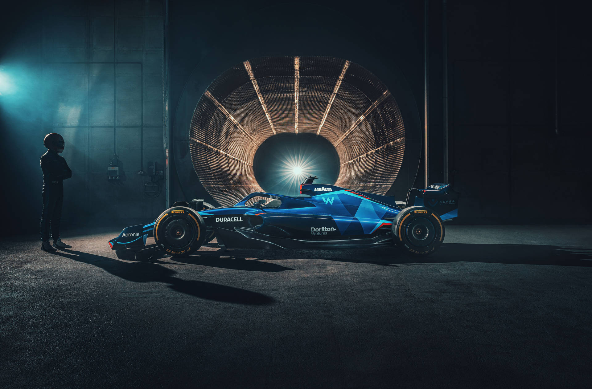 隧道內的一輛藍色一級方程式賽車，旁邊站著車手。 — 酷炫F1 壁紙