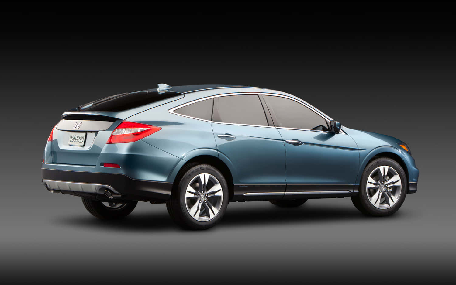 Honda Crosstour 桌布 壁紙 — 一部時尚的藍色本田 Crosstour SUV 以側面輪廓展示，背景為深色漸變工作室背景。