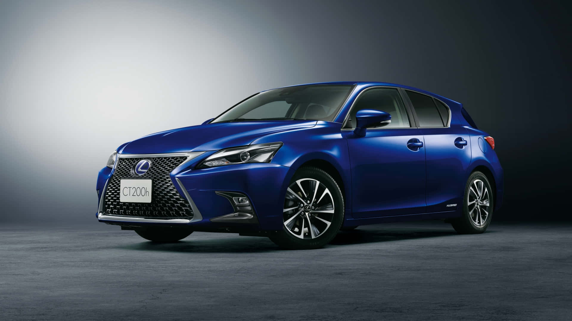 Lexus Ct 200h 桌布 壁紙 — 一輛時尚的藍色Lexus CT200h混合動力掀背車在攝影棚燈光下，在灰色漸變背景上閃閃發光。