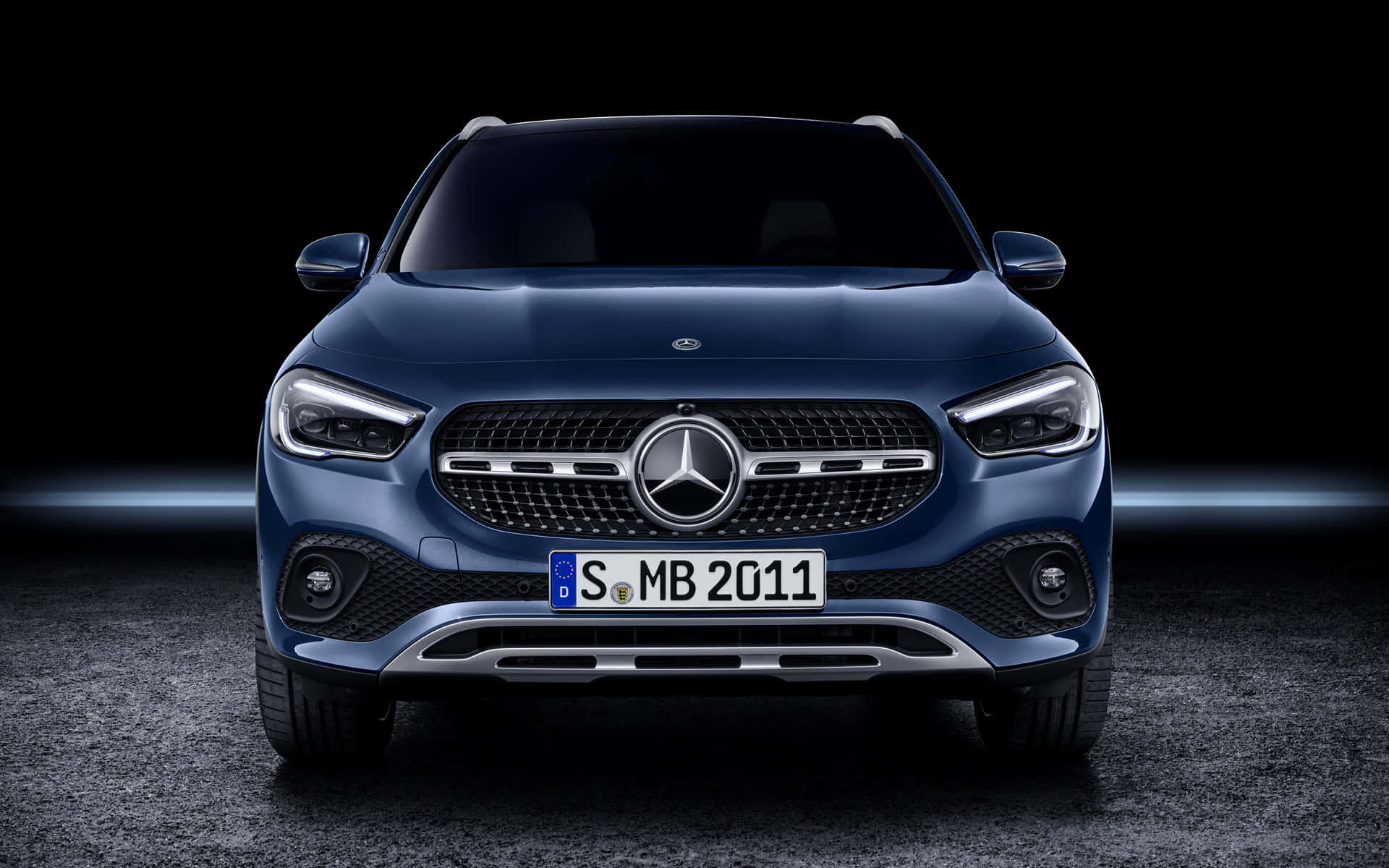 Mercedes Benz Gla-class 桌布 壁紙 — 一輛時尚的藍色賓士SUV在黑色背景下，於戲劇性的攝影棚燈光中正面朝前。