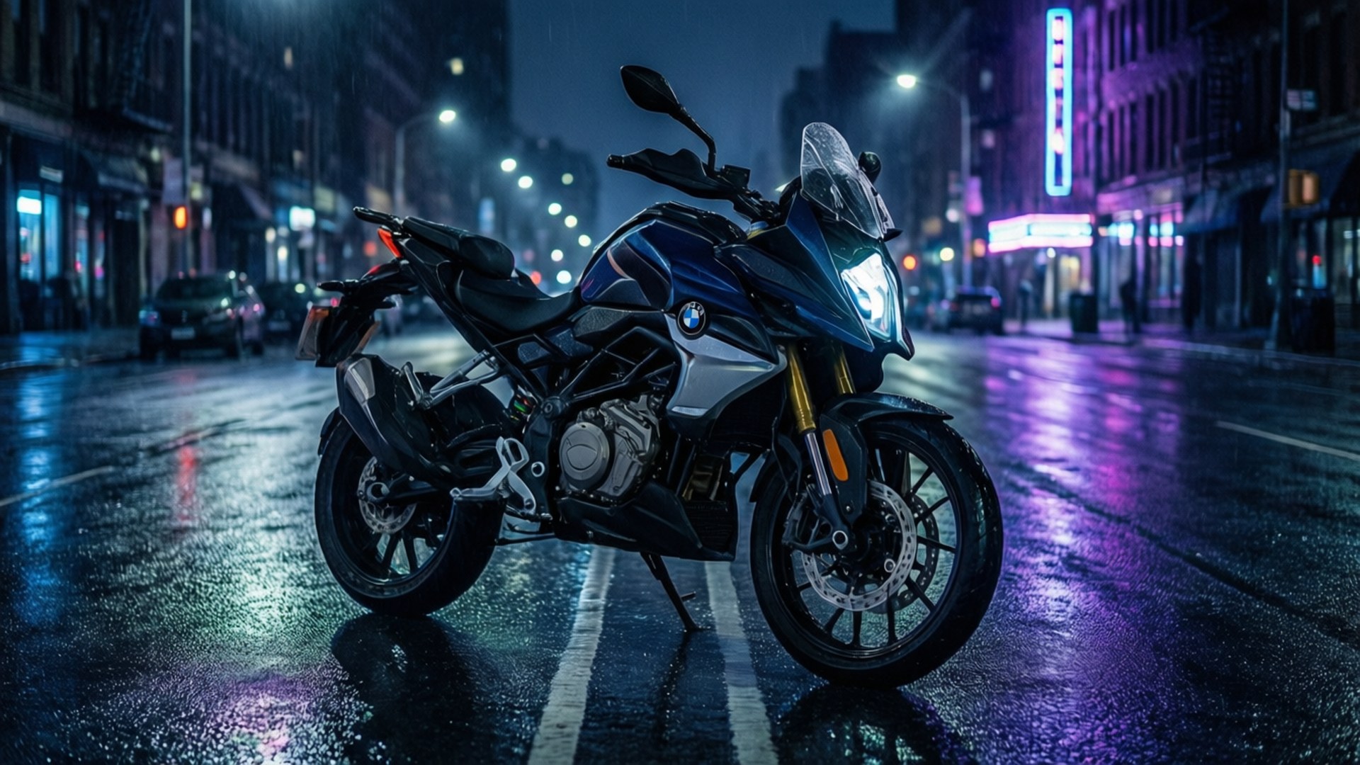 BMW G310RR 桌布 壁紙 — 一輛時尚的藍色機車在夜間濕漉漉的城街道上，在霓虹燈下閃閃發光，反射出鮮豔的紫和藍色調。