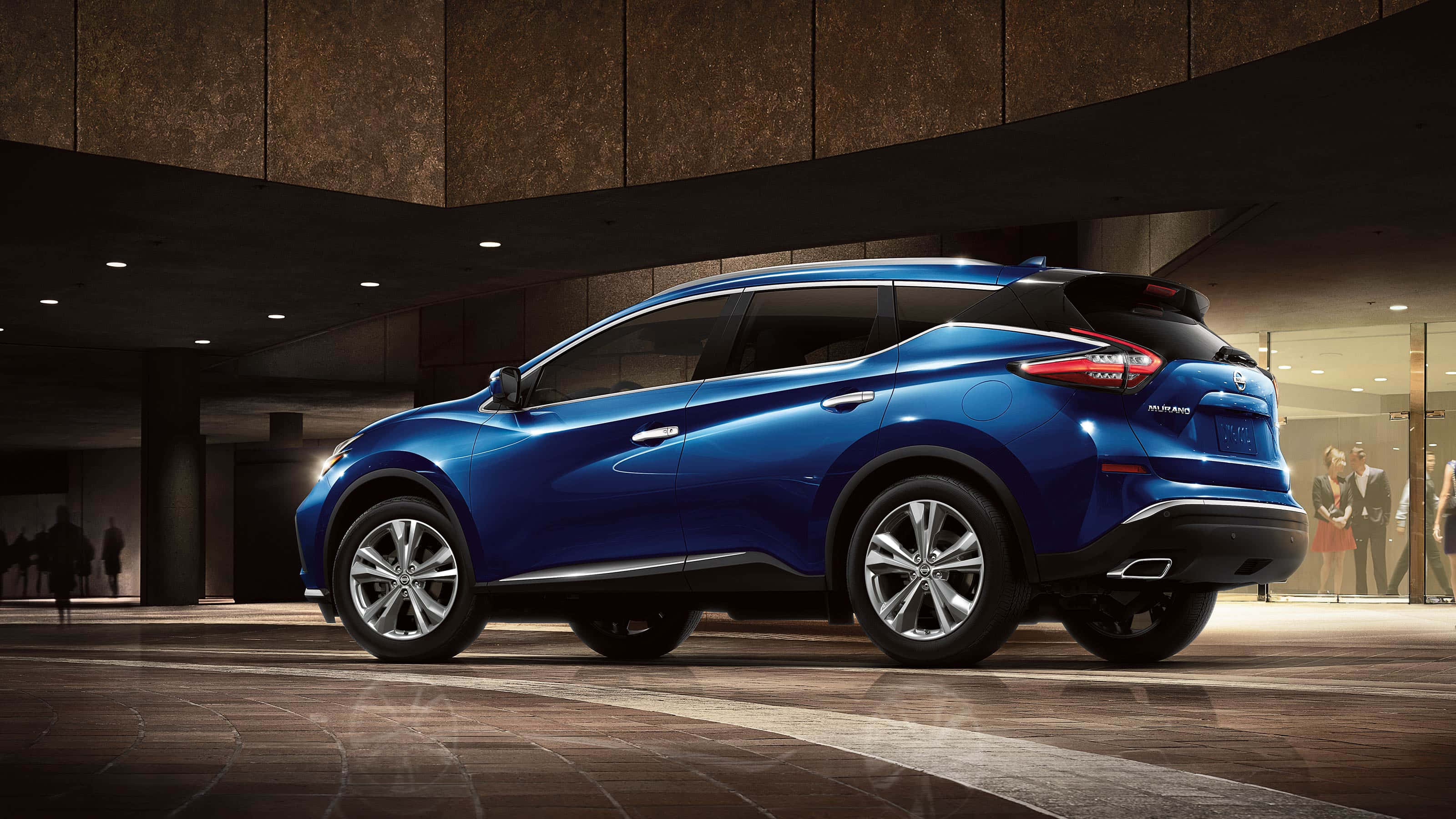 Nissan Murano 桌布 壁紙 — 一輛時尚的藍色日產Murano SUV在現代高級建築大廳的聚光燈下閃閃發光，地板拋光，背景有人群。