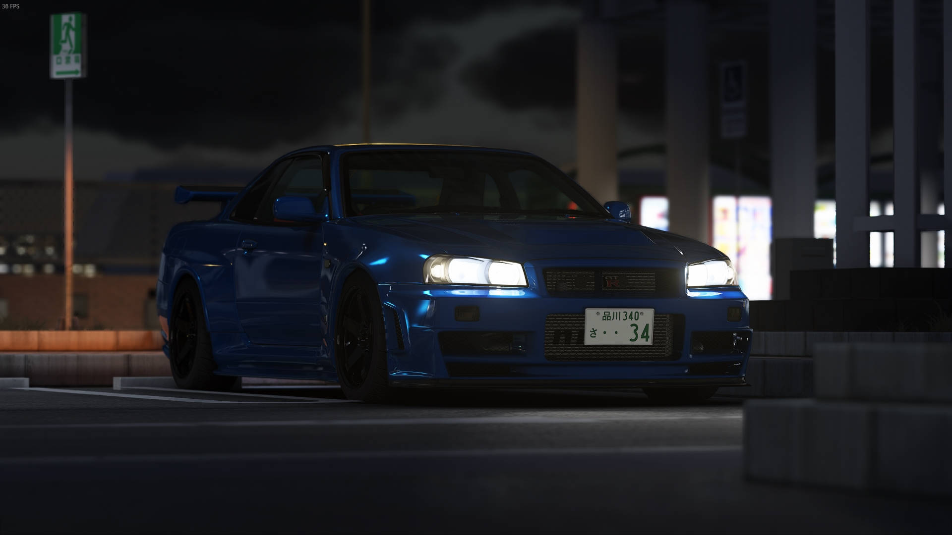 藍色日產Skyline R34停在夜間城市車庫，車頭燈亮著。 — 天際線 壁紙