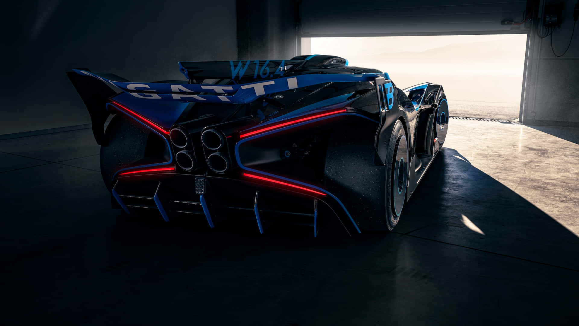 Bugatti Bolide 桌布 壁紙 — 一架時尚的藍色賽車，帶有發光的紅色尾燈，停放在昏暗的車庫中，車庫內充滿從敞開的門照射進來的溫暖夕陽。