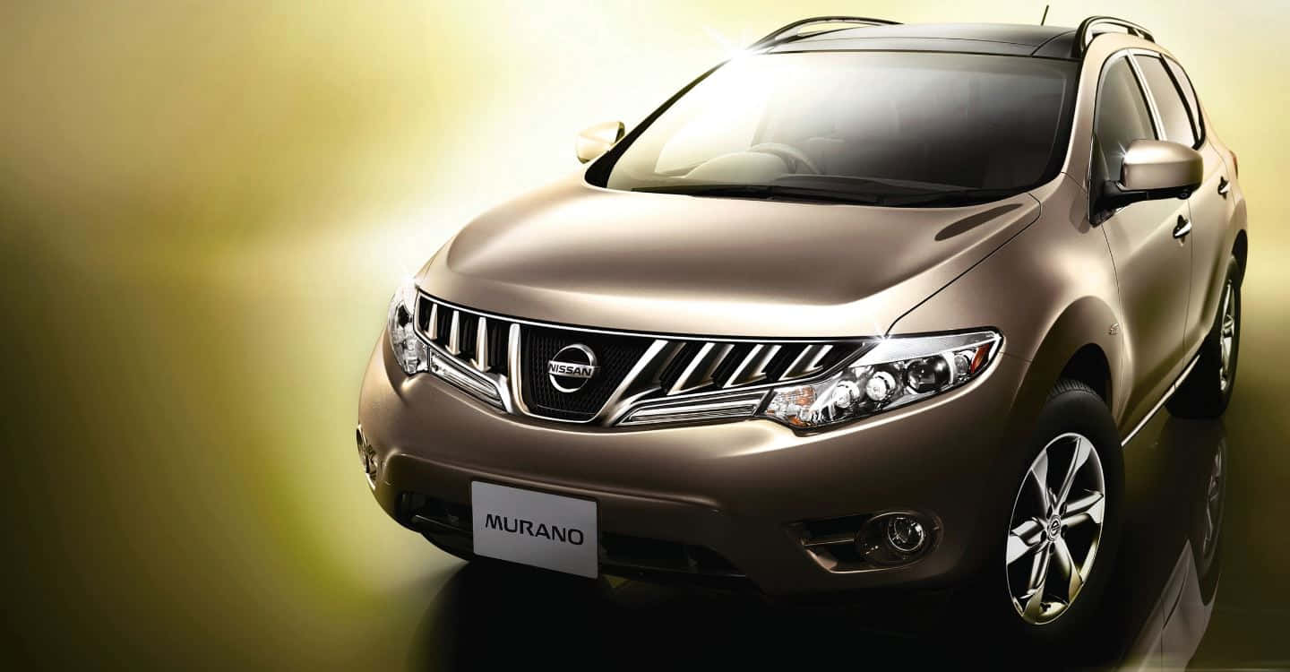 Nissan Murano 桌布 壁紙 — 一輛時尚的青銅色日產Murano SUV在溫暖的攝影棚燈光下閃耀，搭配反射地板和漸變金色背景。