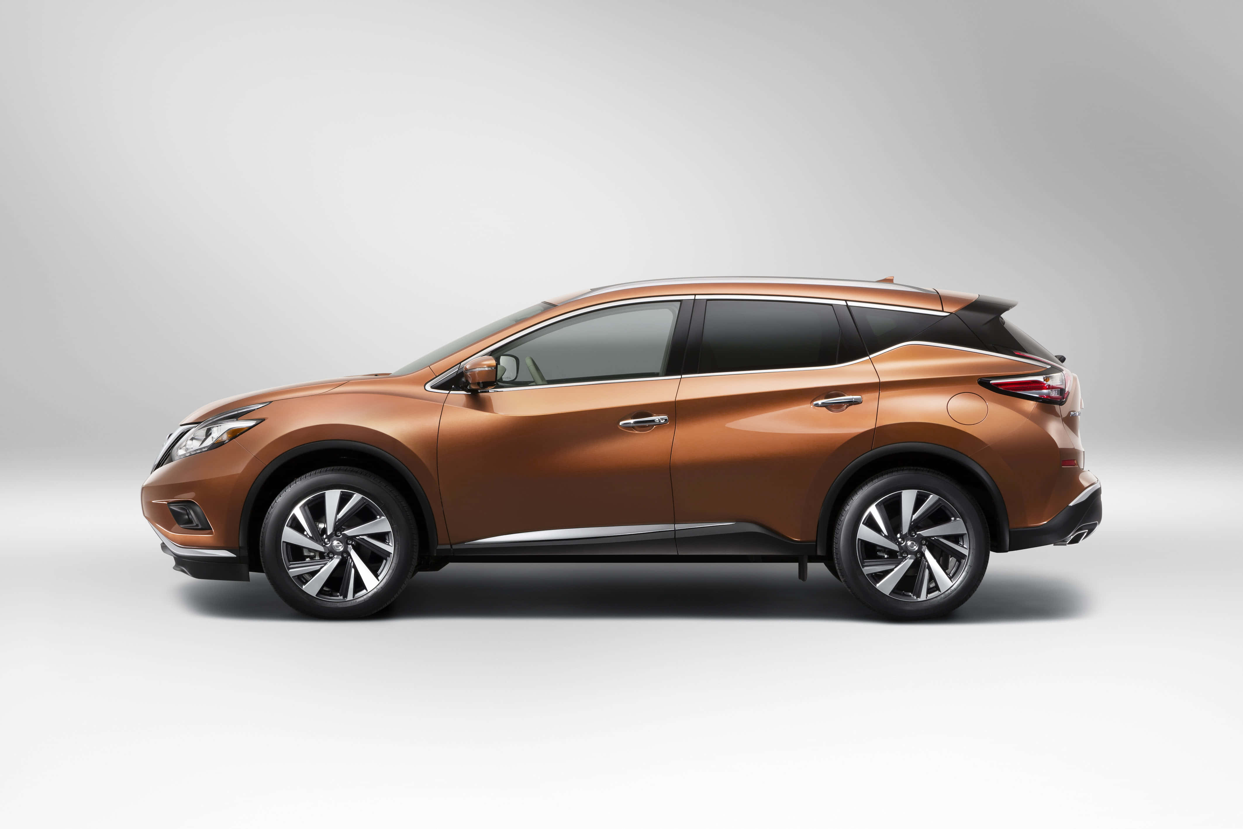 Nissan Murano 桌布 壁紙 — 在簡約工作室中展示的時尚青銅色SUV，柔和燈光凸顯其現代曲線和合金輪圈。