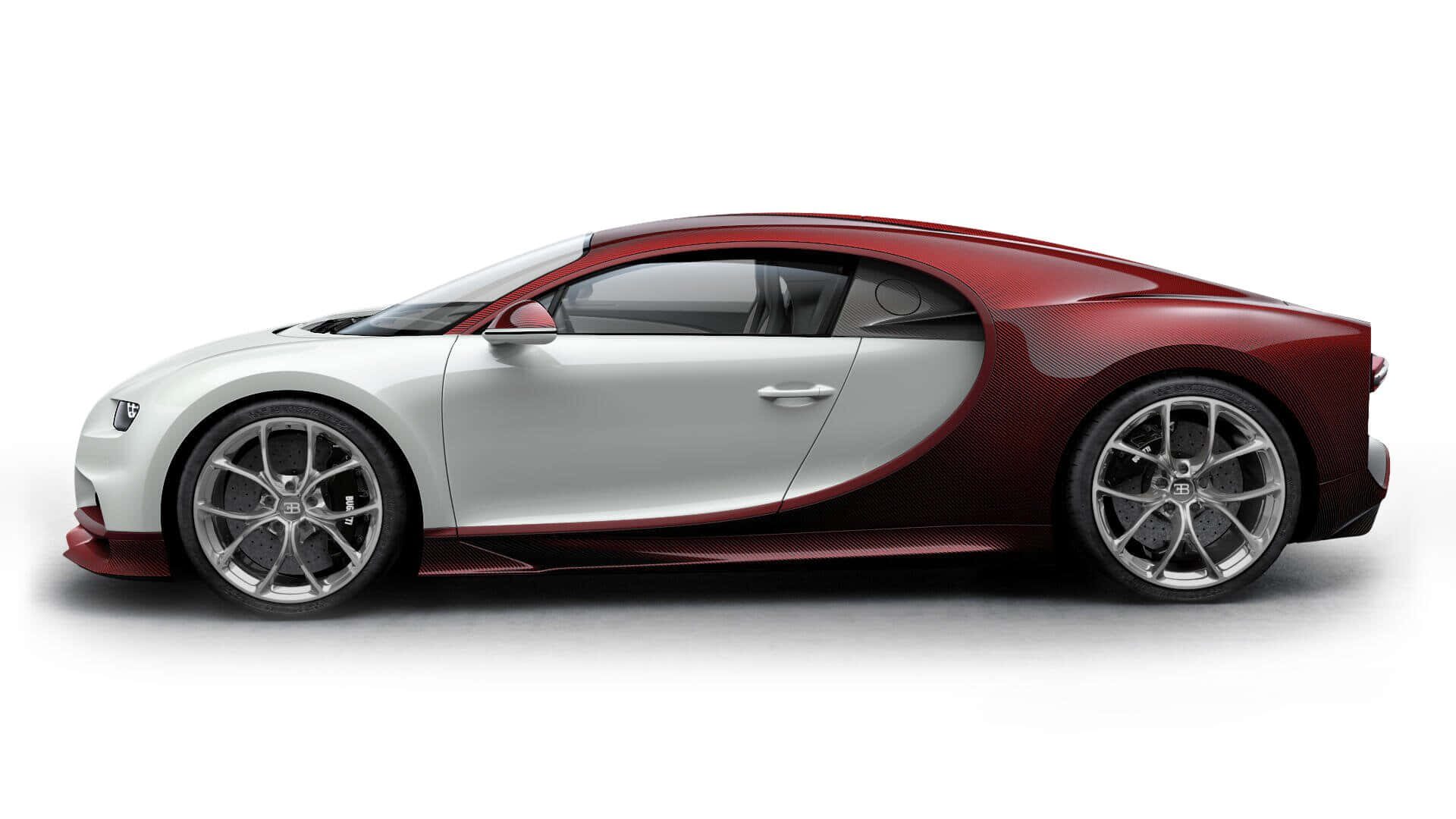 Bugatti Chiron 桌布 壁紙 — 一輛時尚的Bugatti Chiron跑車，採用引人注目的銀色和深紅色雙色塗裝，在乾淨的白色背景上以側面展示。