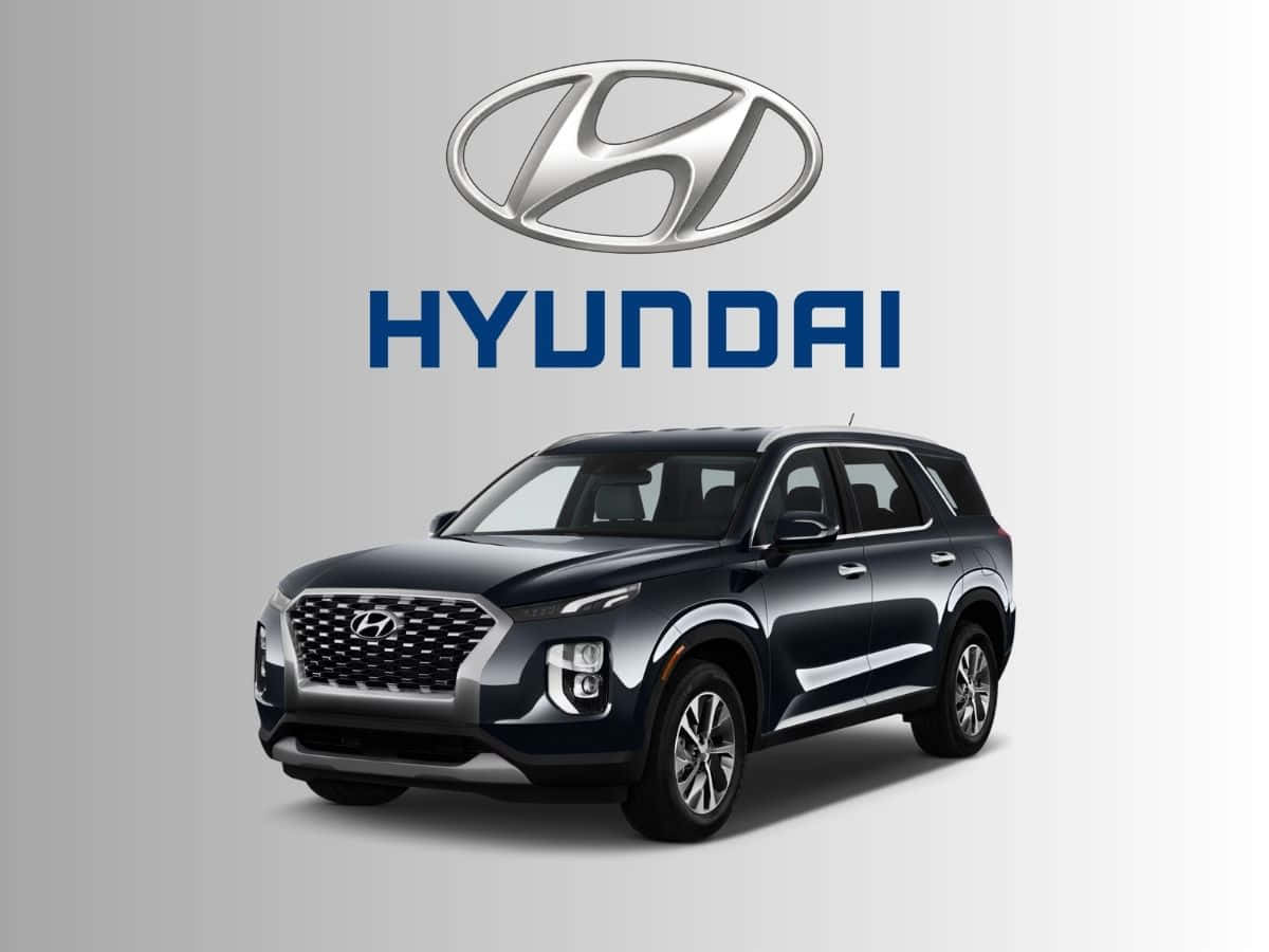 Hyundai Palisade 桌布 壁紙 — 一輛時尚深藍色Hyundai SUV，在極簡灰色背景上展示，品牌標誌突出顯示在上方。