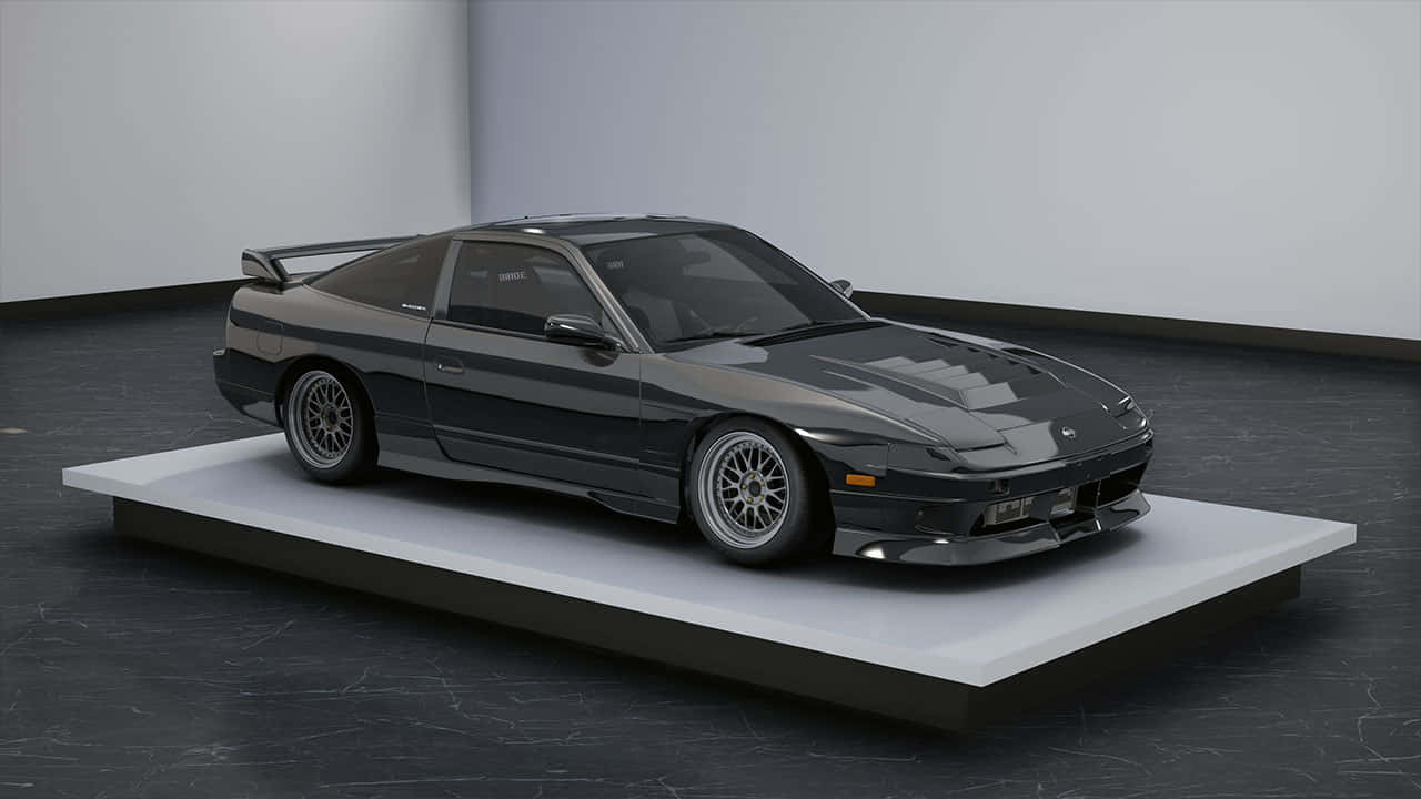  壁紙 — 一輛時尚的深灰色日產240SX跑車，展示在極簡主義畫廊空間的白色底座上。