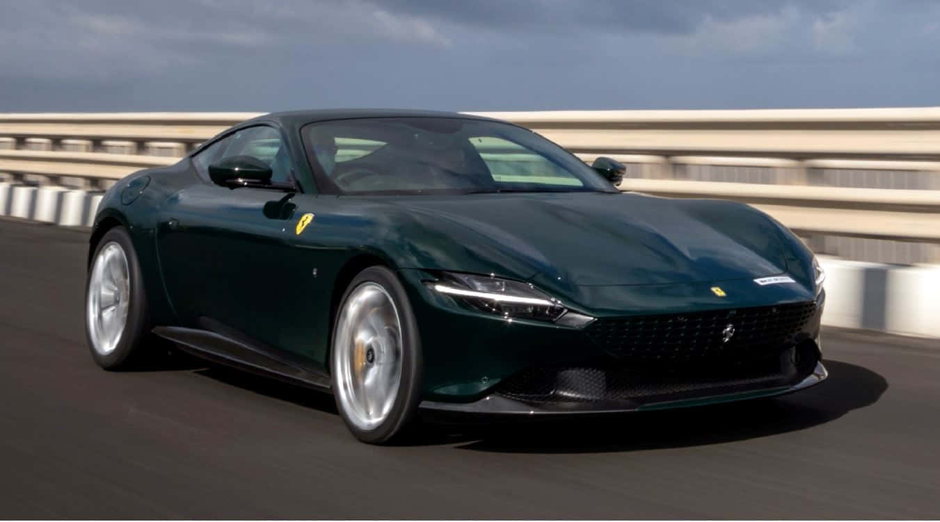 Ferrari Roma 桌布 壁紙 — 一輛時尚的深綠色法拉利跑車在陰天的高速公路上疾馳，車輪帶有動態模糊效果。