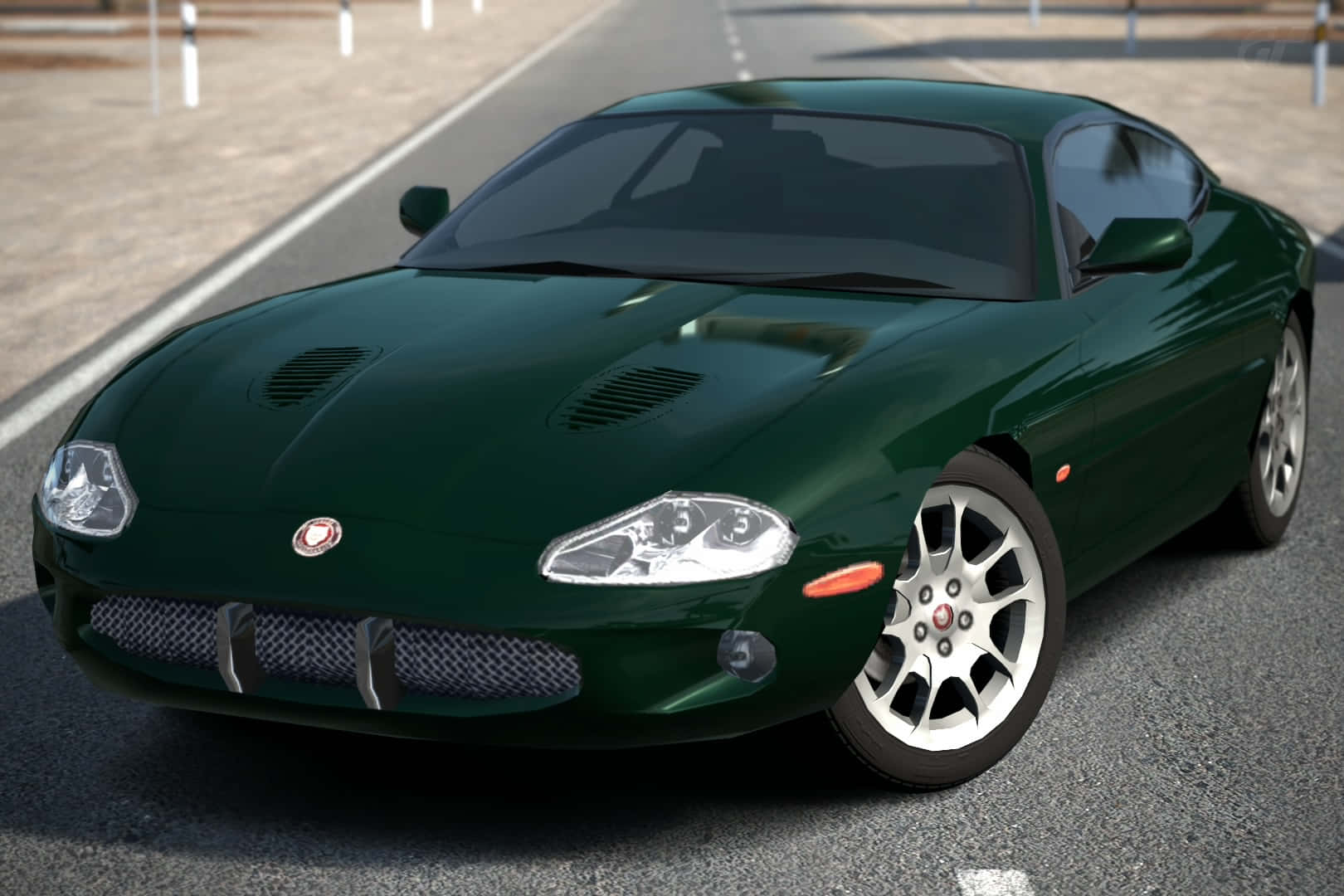 Jaguar Xkr 桌布 壁紙 — 一輛時尚的深綠色Jaguar XK8跑車在明亮的陽光下，在空無一人的柏油路上閃閃發光。