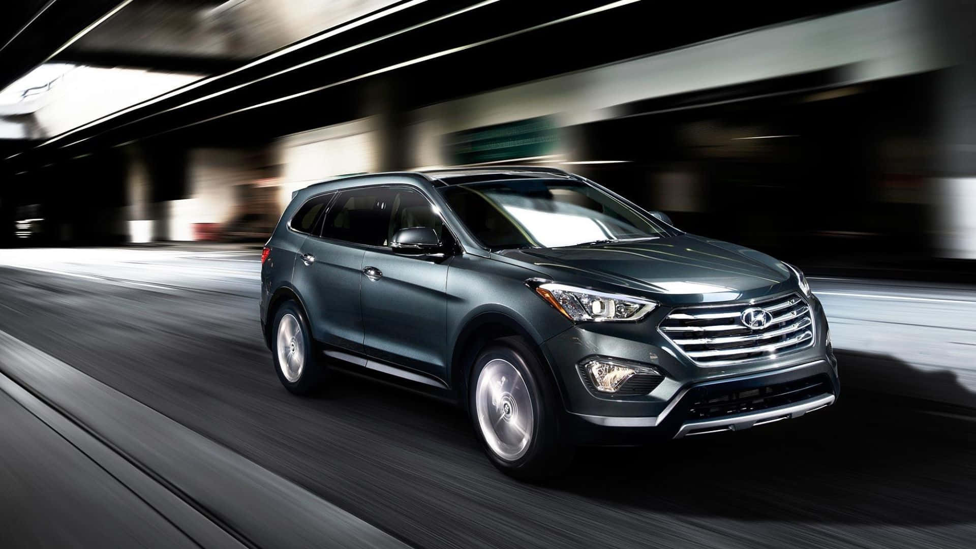 Hyundai Santa Fe 桌布 壁紙 — 一輛時尚的深綠色SUV在隧道中疾馳，動態模糊強調了其動感移動。