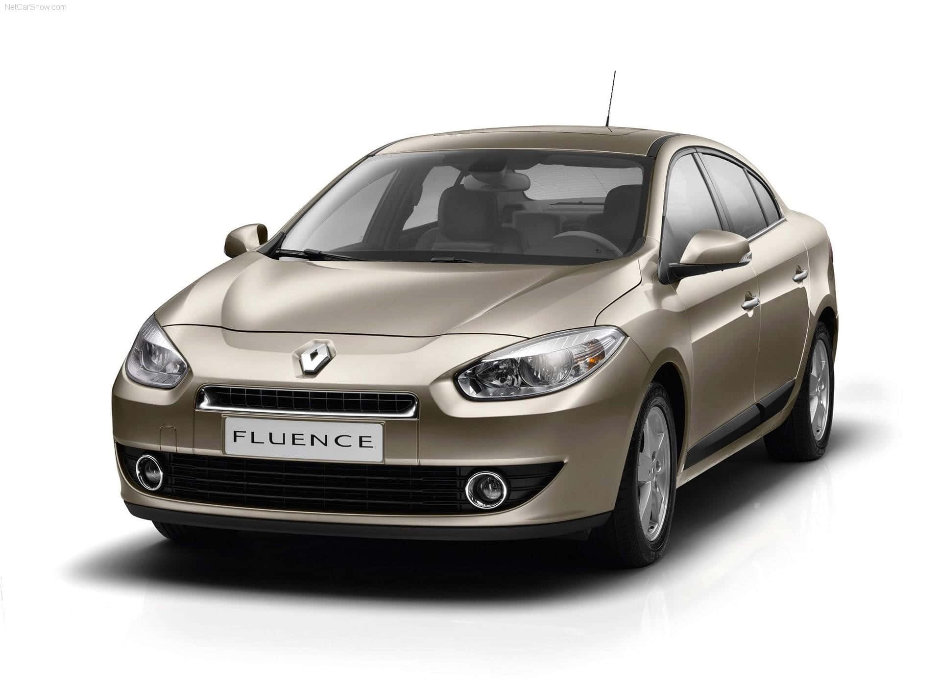 Renault Fluence 桌布 壁紙 — 一部流線型金色雷諾Fluence轎車在乾淨的攝影棚拍攝中展示，配有柔和燈光和反射性白色地板。
