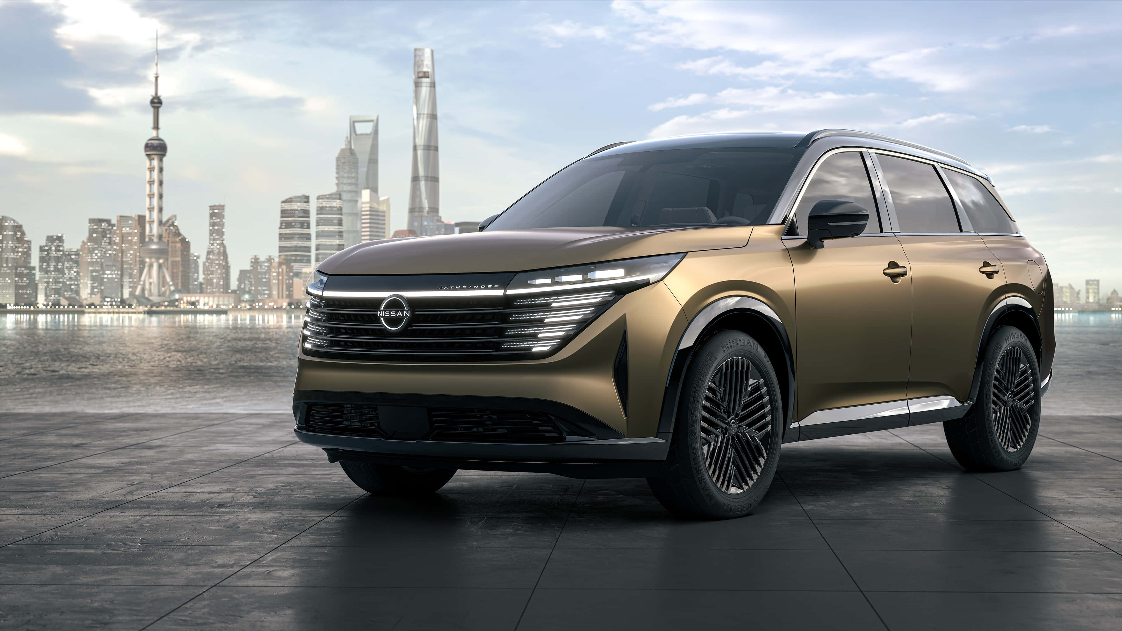 Nissan Pathfinder 桌布 壁紙 — 一輛時尚金色SUV停放在瓷磚平台上，背景是上海標誌性的天際線和海濱，天空部分多雲。