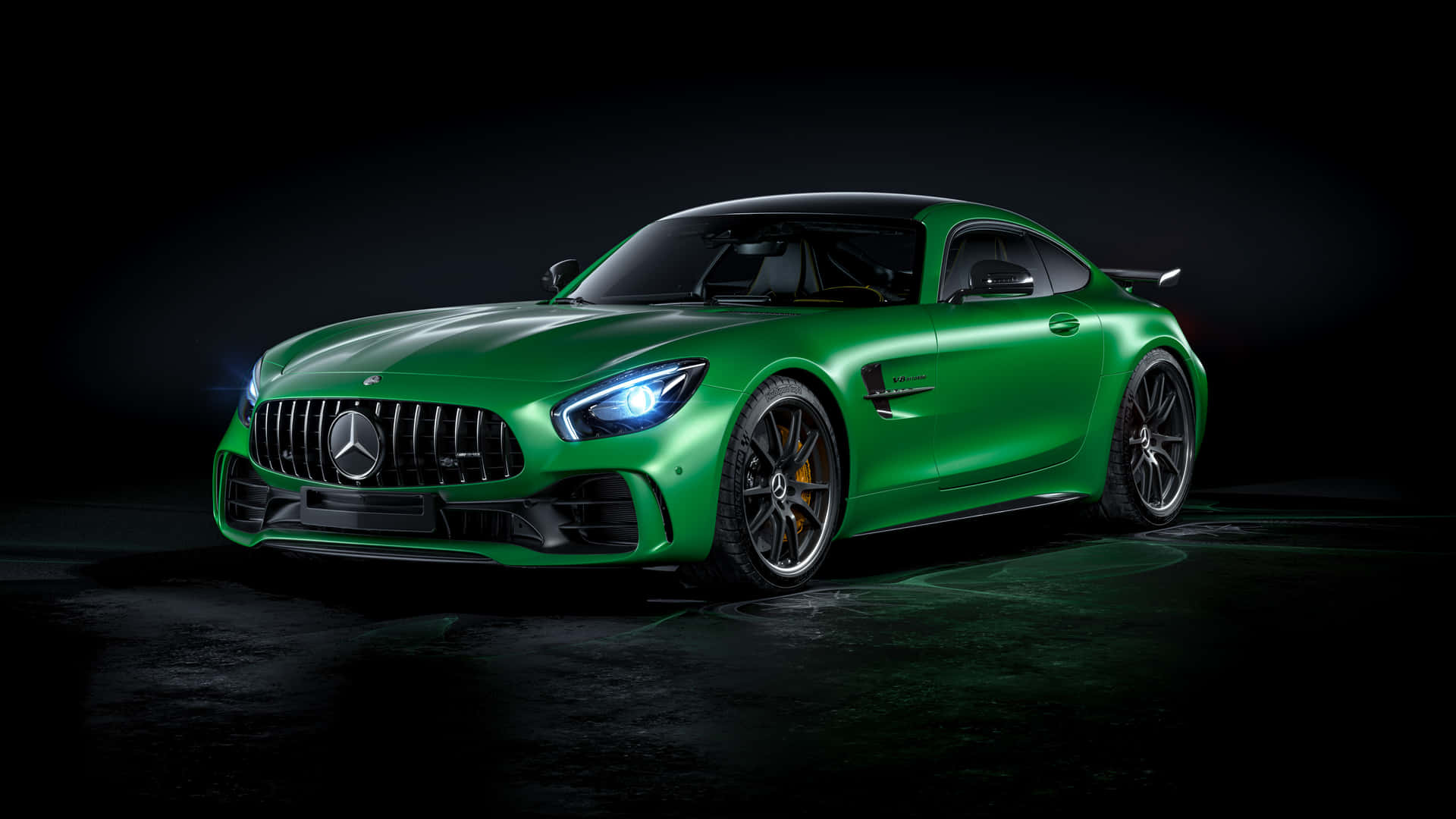 綠色Mercedes-AMG GT R跑車在攝影棚中，車燈閃耀。 — 4K 奔馳壁紙 壁紙