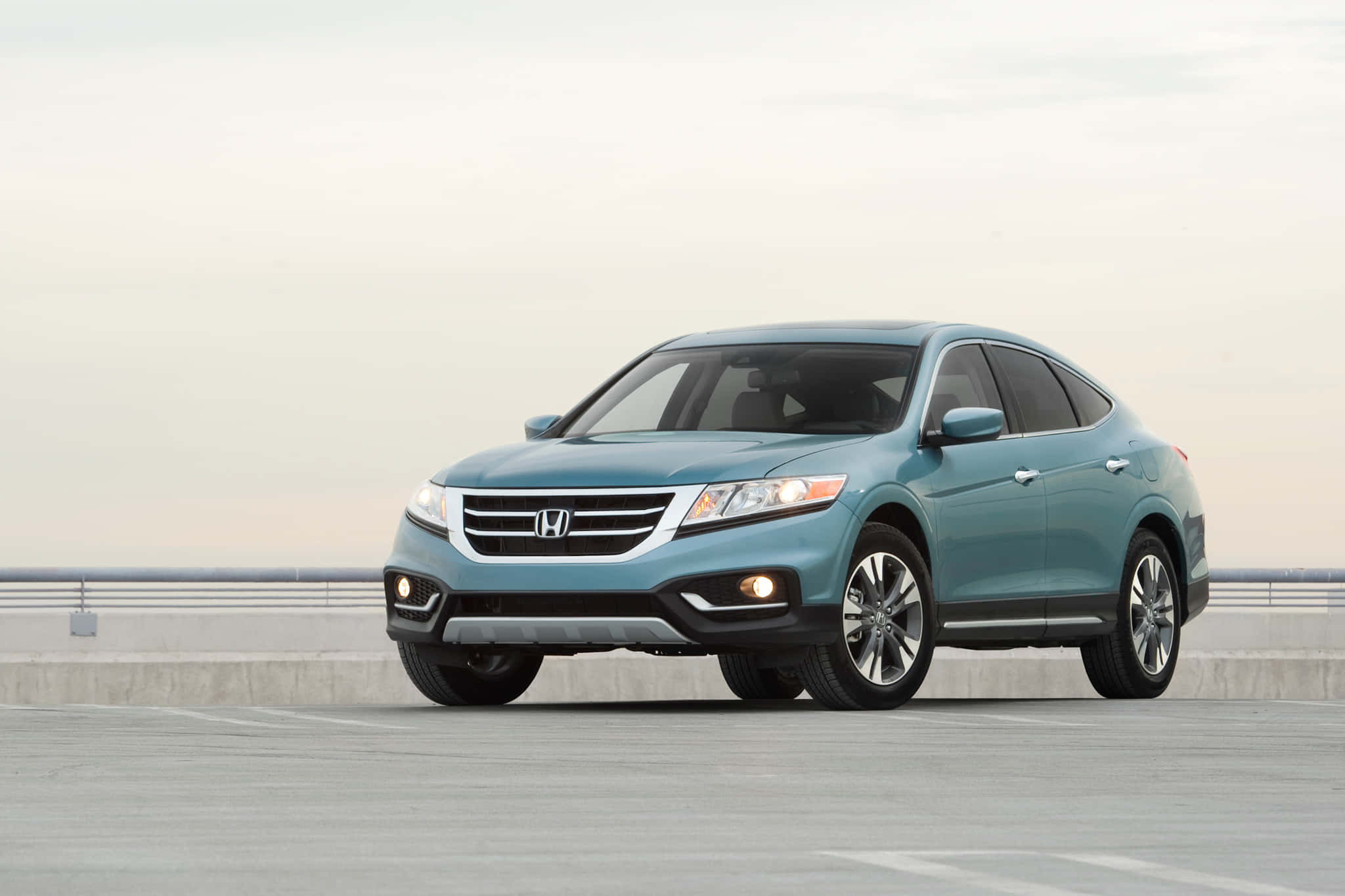 Honda Crosstour 桌布 壁紙 — 一輛時尚的淺藍色本田SUV停在混凝土天橋上，天空柔和灰色。