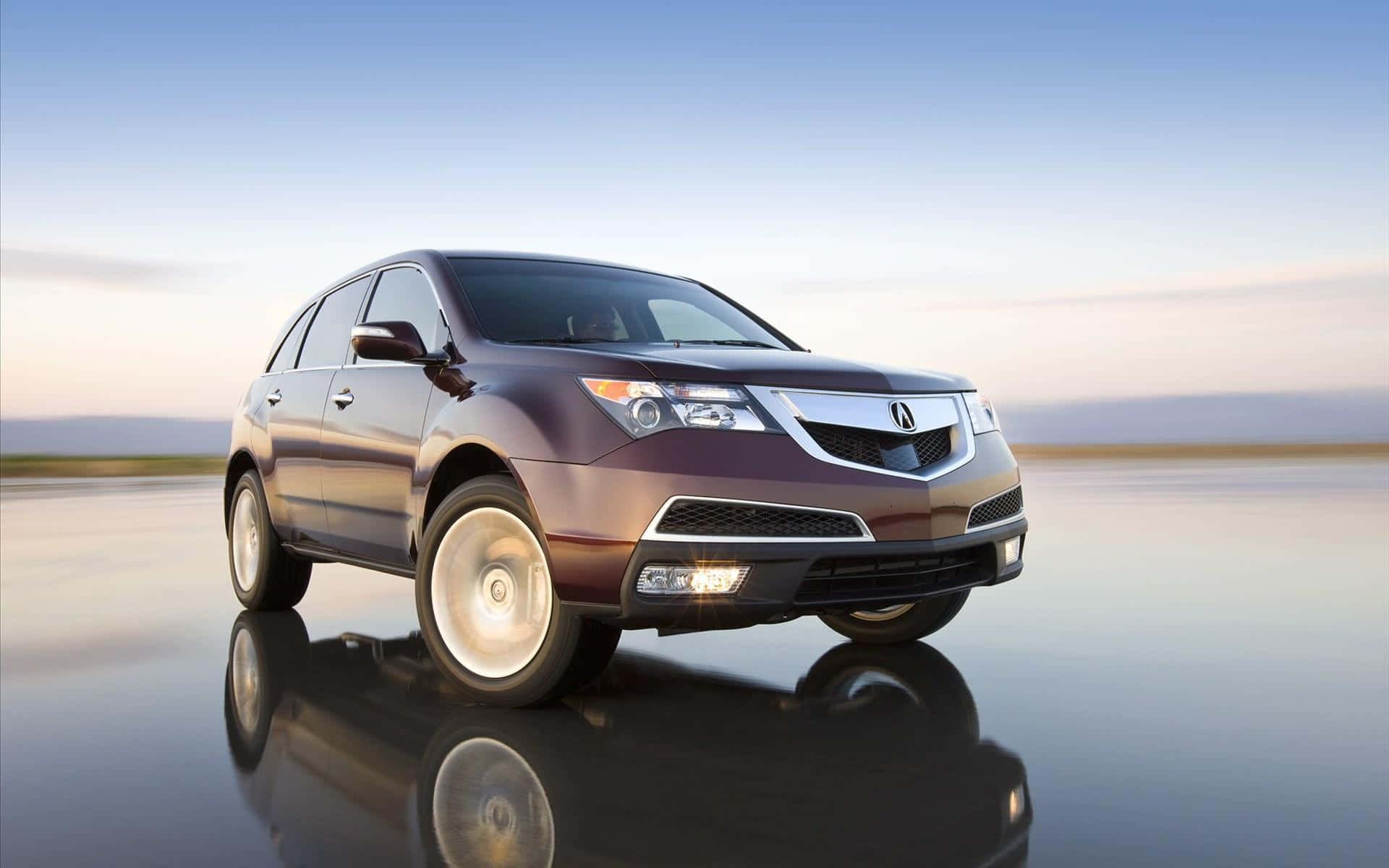 Acura Mdx 桌布 壁紙 — 一輛時尚的栗色Acura SUV在柔和的暮色天空下，在潮濕的表面上美麗地倒映。