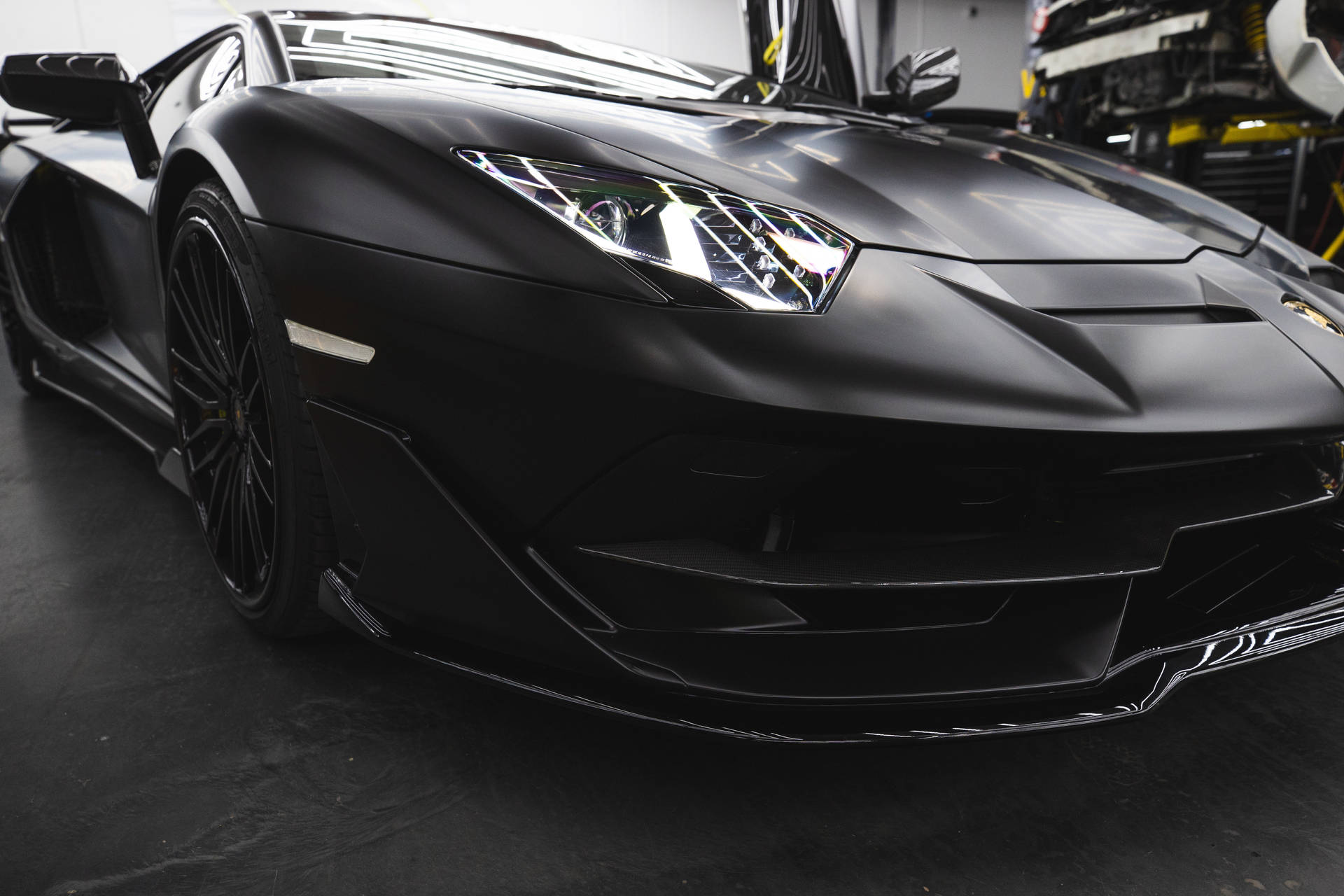 啞光黑色藍寶堅尼 Aventador 在車庫中，車頭燈閃爍。 — 酷車 壁紙