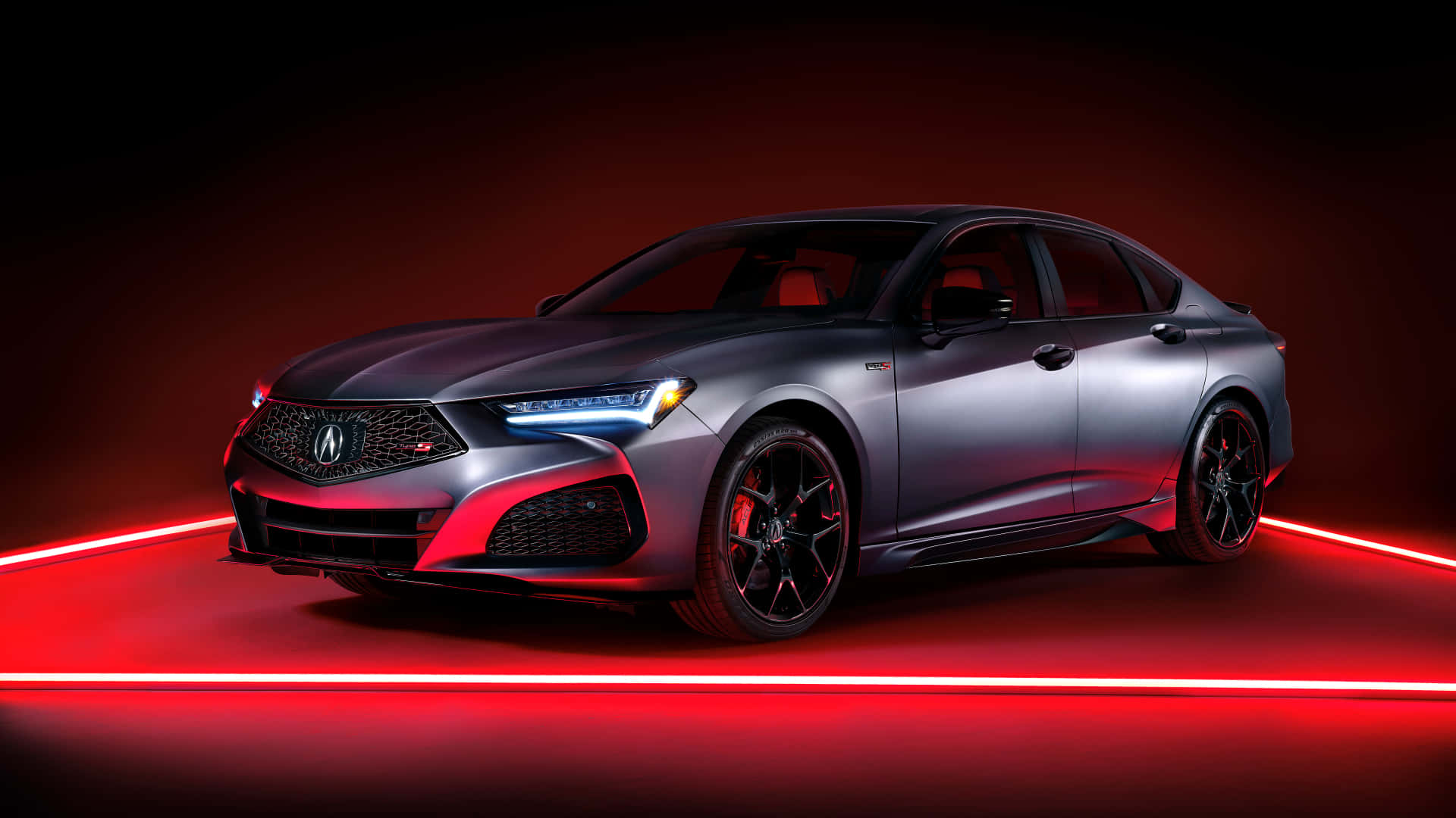 Acura Tlx 桌布 壁紙 — 一輛時尚的啞光灰色Acura轎車在黑暗的攝影棚背景下，在鮮豔的紅色霓虹燈下閃耀。