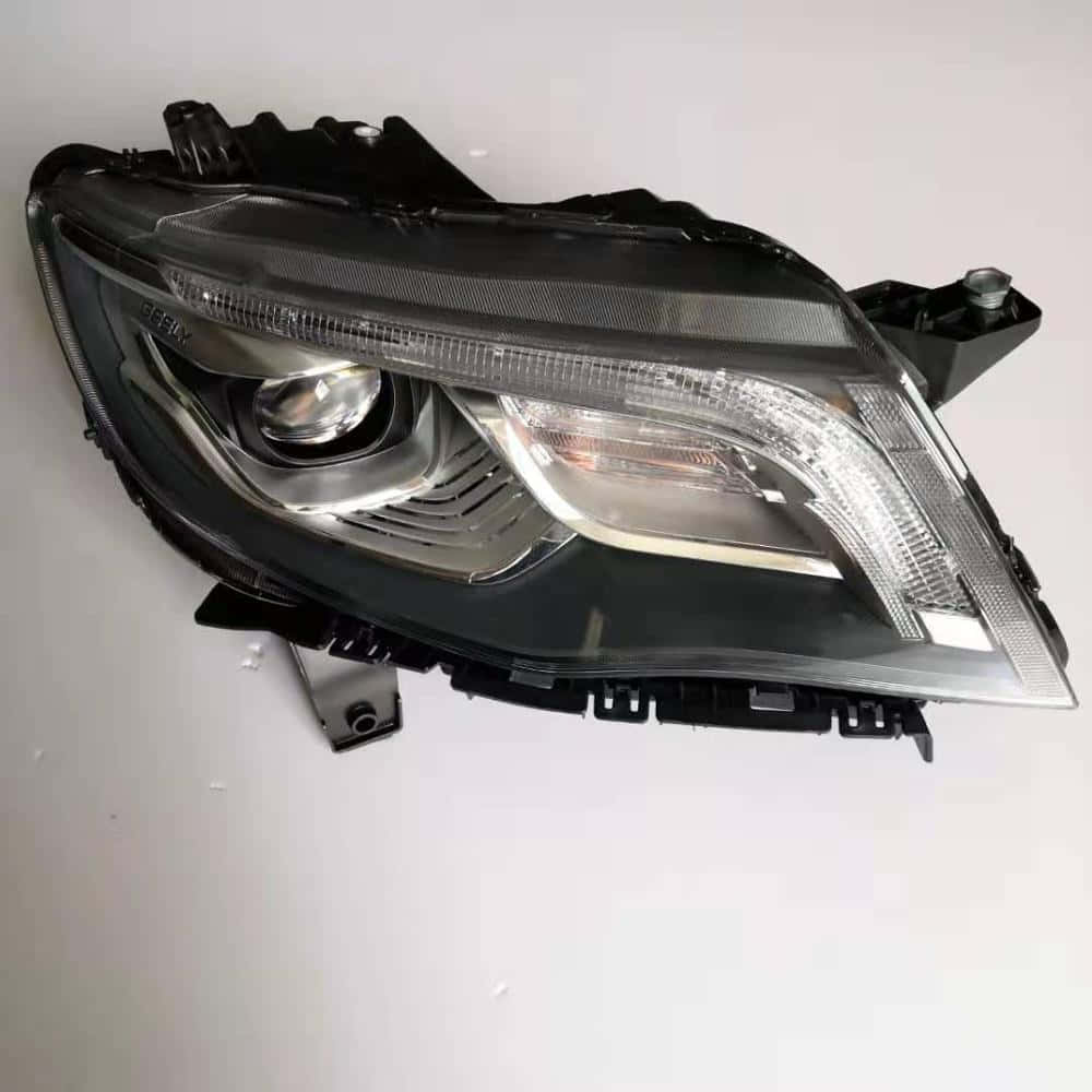 Geely Boyue 桌布 壁紙 — 一個時尚現代汽車頭燈，帶有清晰鏡片和鍍鉻裝飾，放置在純白色表面上。