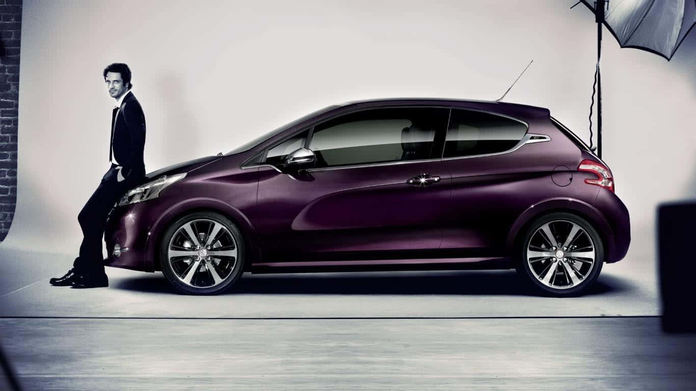 Peugeot 208 桌布 壁紙 — 一輛時尚的紫色掀背車在攝影棚內拍攝，一名身穿西裝的男子靠在車旁。