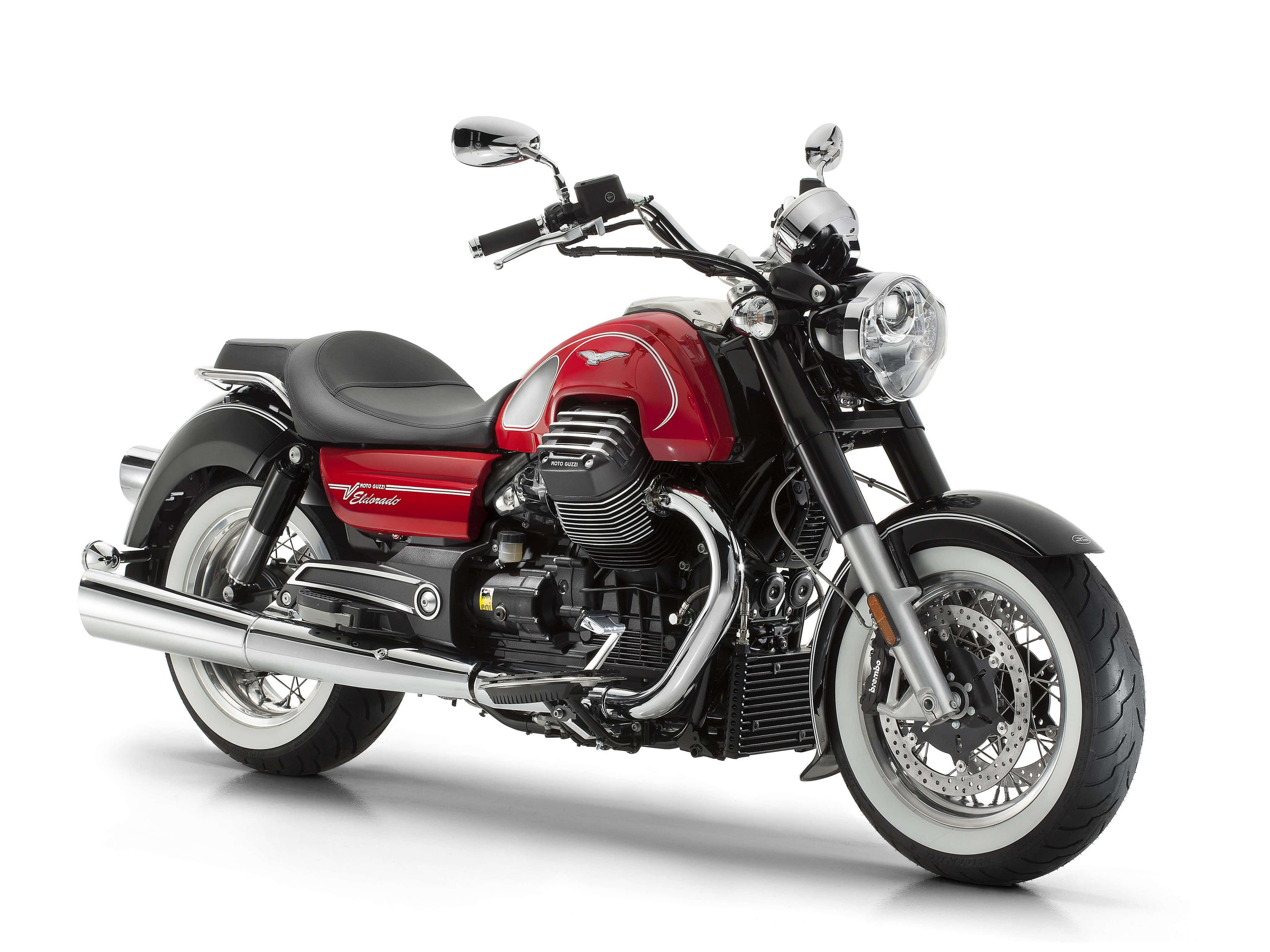 Moto Guzzi 桌布 壁紙 — 一台時尚的紅黑色機車，帶有鍍鉻裝飾和白色輪胎，在純白色背景前矗立。