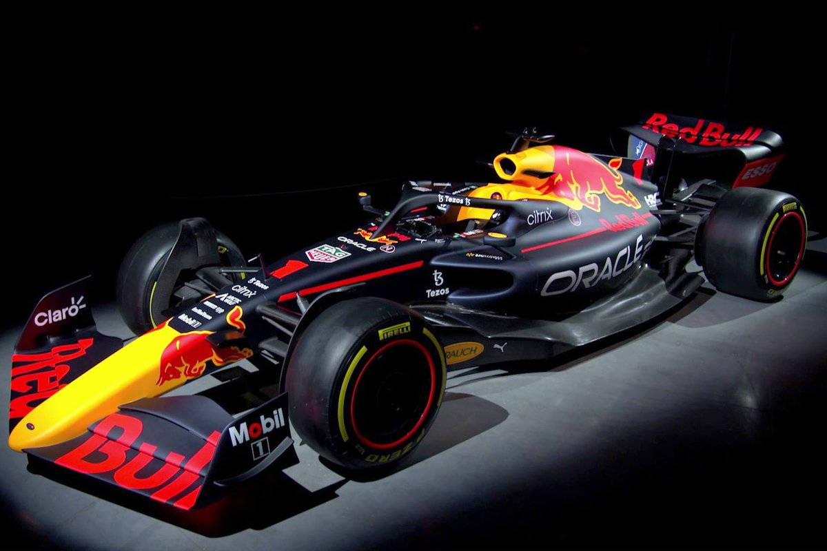 紅牛車隊一級方程式賽車，在聚光燈下展示贊助商標誌。 — F1 壁紙