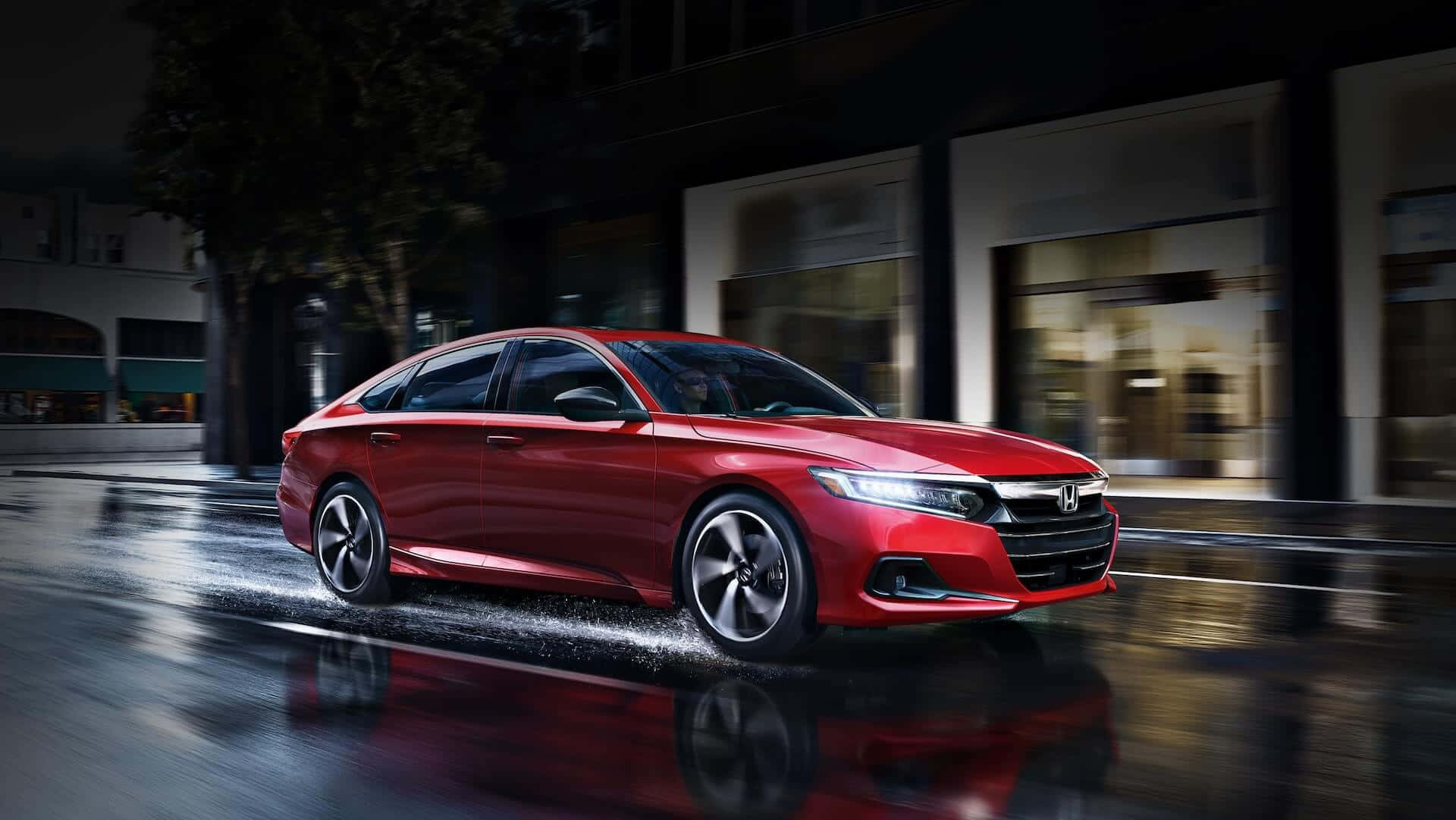 Honda Accord 桌布 壁紙 — 一輛時尚的紅色本田轎車在夜間駛過被雨水浸濕的城市街道，模糊的燈光反射在濕漉漉的路面上。
