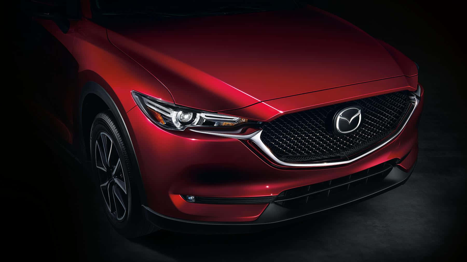 Mazda Cx-5 桌布 壁紙 — 一輛時尚的紅色Mazda SUV在黑暗背景下的戲劇性工作室燈光中閃閃發光。