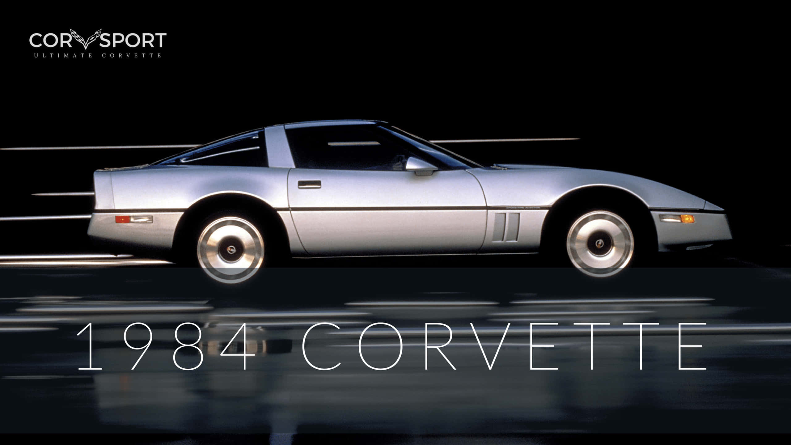 Chevrolet Corvette C4 桌布 壁紙 — 一台流線型的銀色1984年Corvette在黑暗的道路上飛馳，動態模糊的線條強調了其動態移動。