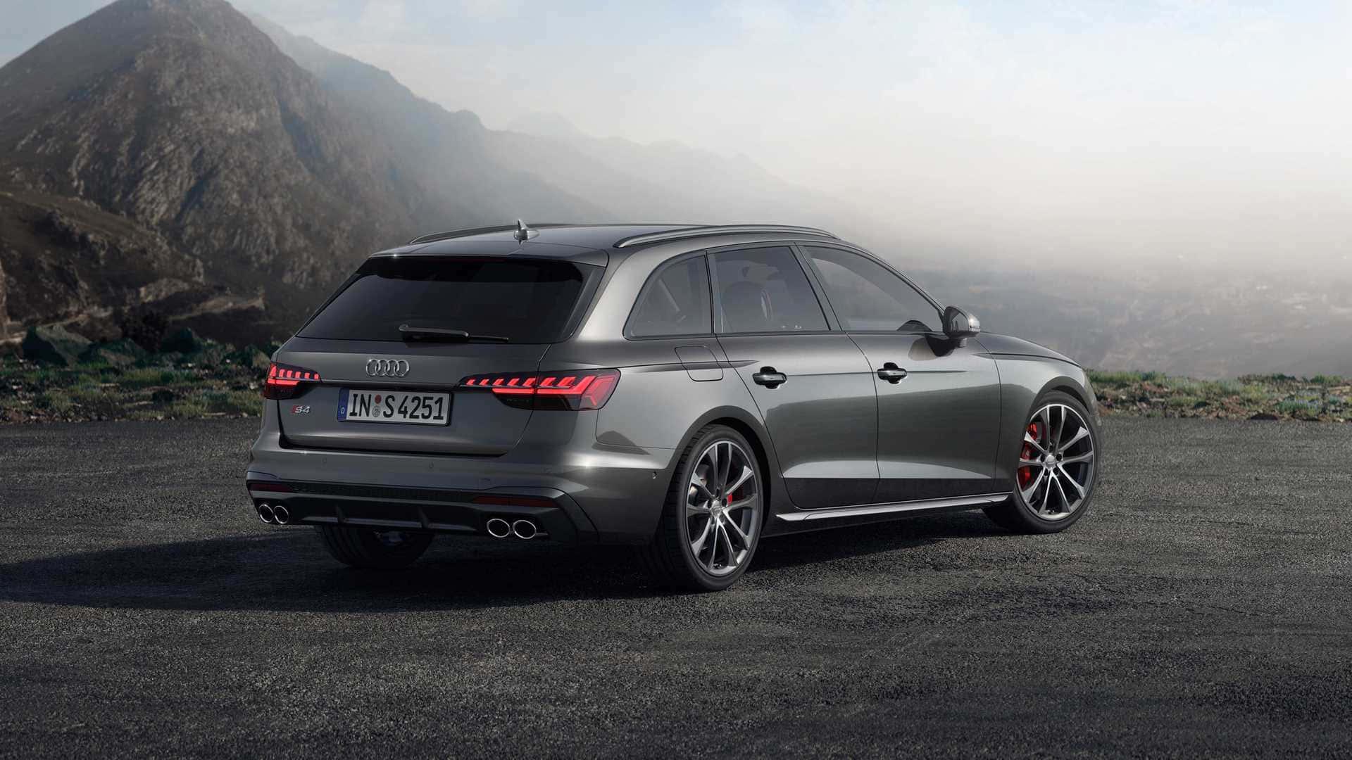Audi S4 桌布 壁紙 — 一輛時尚的銀色 Audi RS4 Avant 旅行車停泊在碎石路上，背景是霧氣瀰漫的山巒。