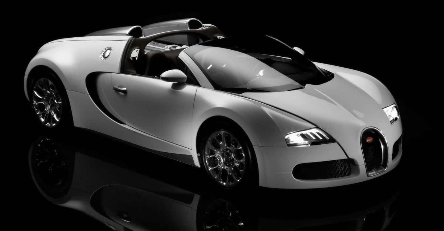 Bugatti Veyron 桌布 壁紙 — 一輛時尚的銀色Bugatti Veyron超級跑車在攝影棚燈光下，在反光的黑色表面上閃閃發光。