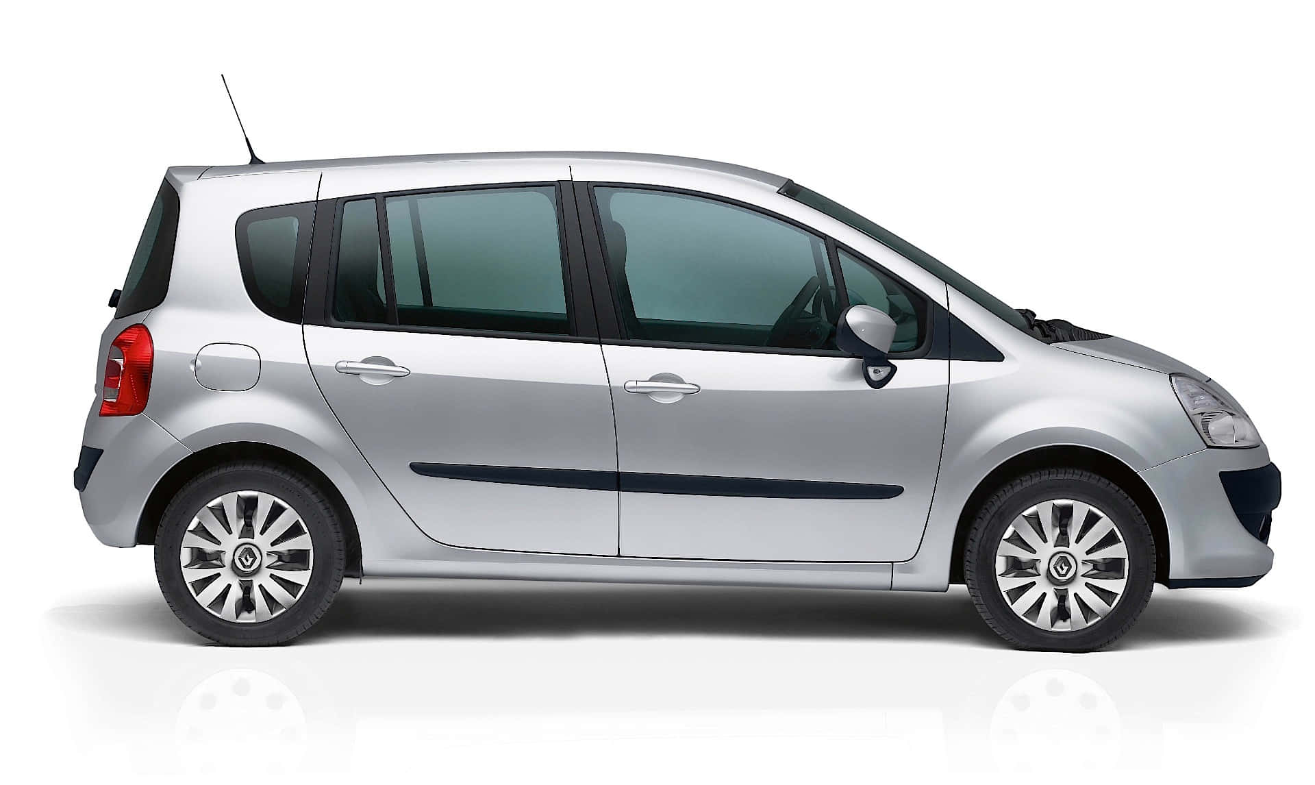 Renault Modus 桌布 壁紙 — 一輛時尚銀色緊湊型MPV側面照，背景為乾淨的白色工作室，帶有微妙反射。