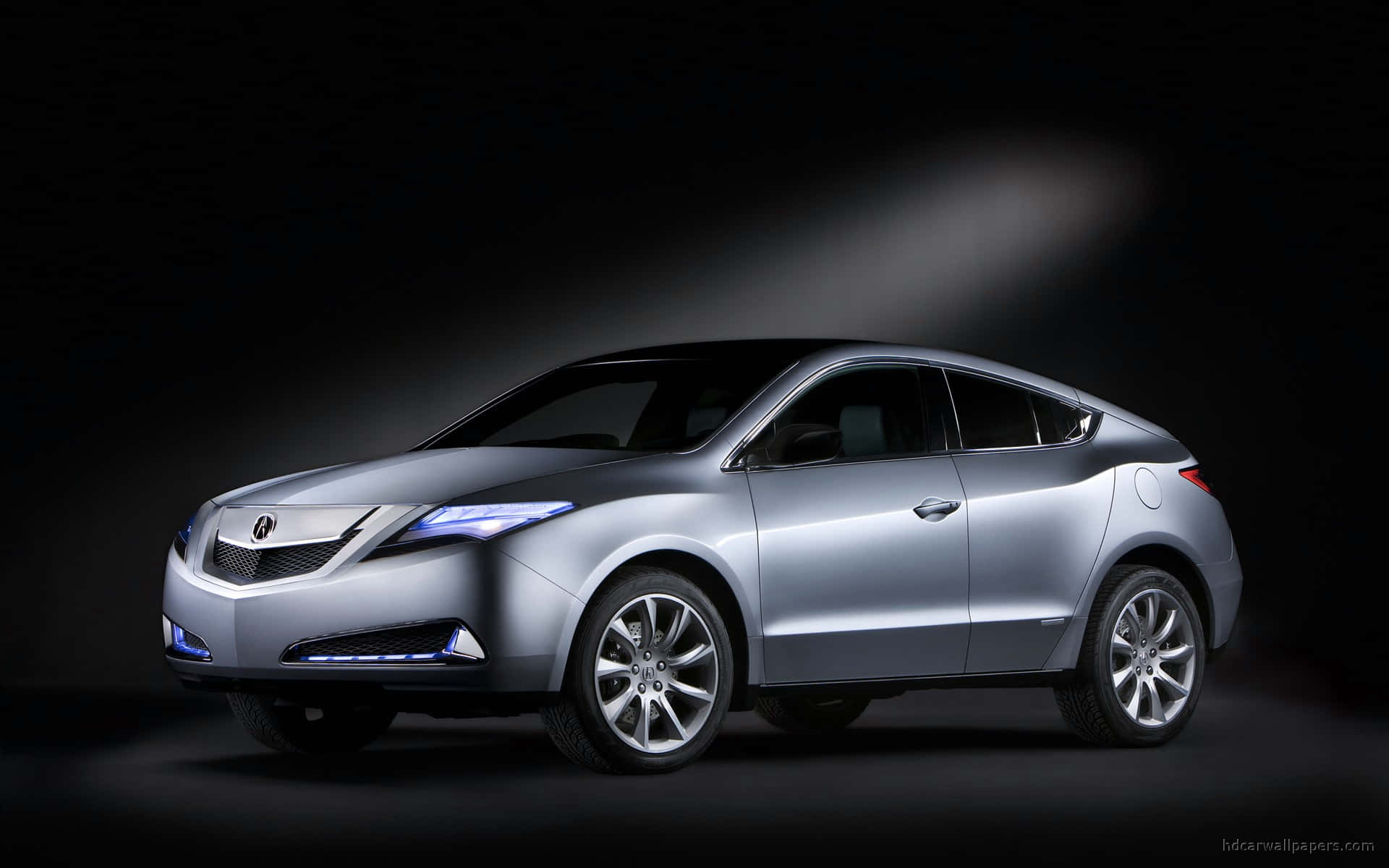 Acura Zdx 桌布 壁紙 — 一輛時尚的銀色概念車在黑暗背景下，在戲劇性的工作室燈光下閃耀。
