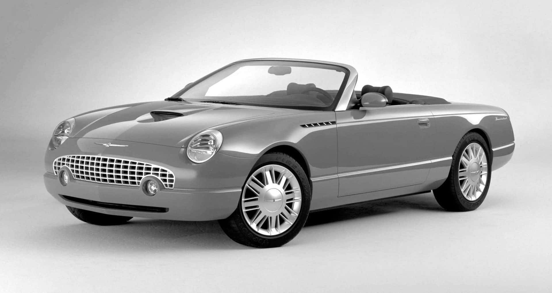 Ford Thunderbird 桌布 壁紙 — 一輛時尚的銀色敞篷跑車，帶有經典格柵和鍍鉻輪圈，在樸素的攝影棚背景下擺拍。