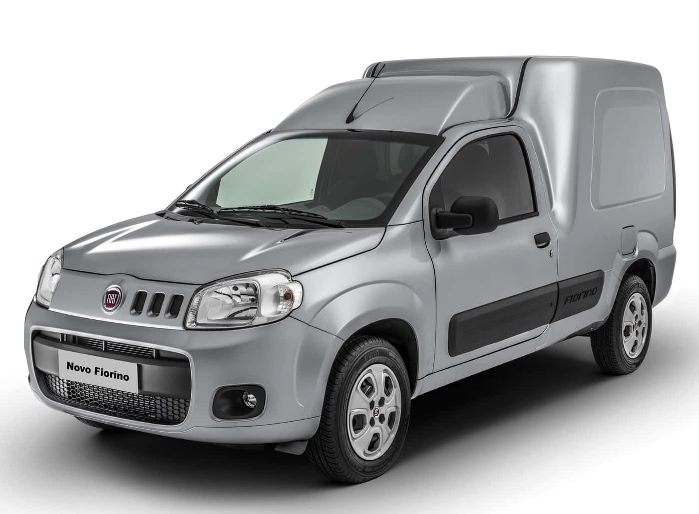Fiat Fiorino 桌布 壁紙 — 一輛時尚的銀色Fiat Novo Fiorino廂型車在工作室燈光下展示，線條簡潔，設計現代。