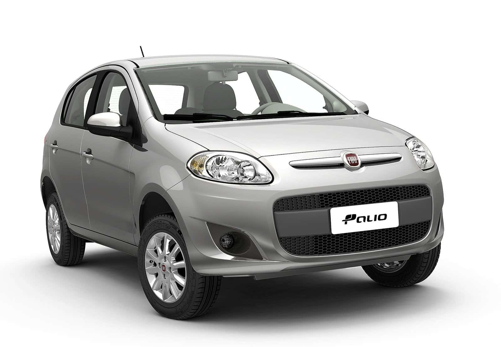 Fiat Palio 桌布 壁紙 — 一部時尚的銀色 Fiat Palio 緊湊型汽車，在乾淨的攝影棚中以柔和燈光拍攝。