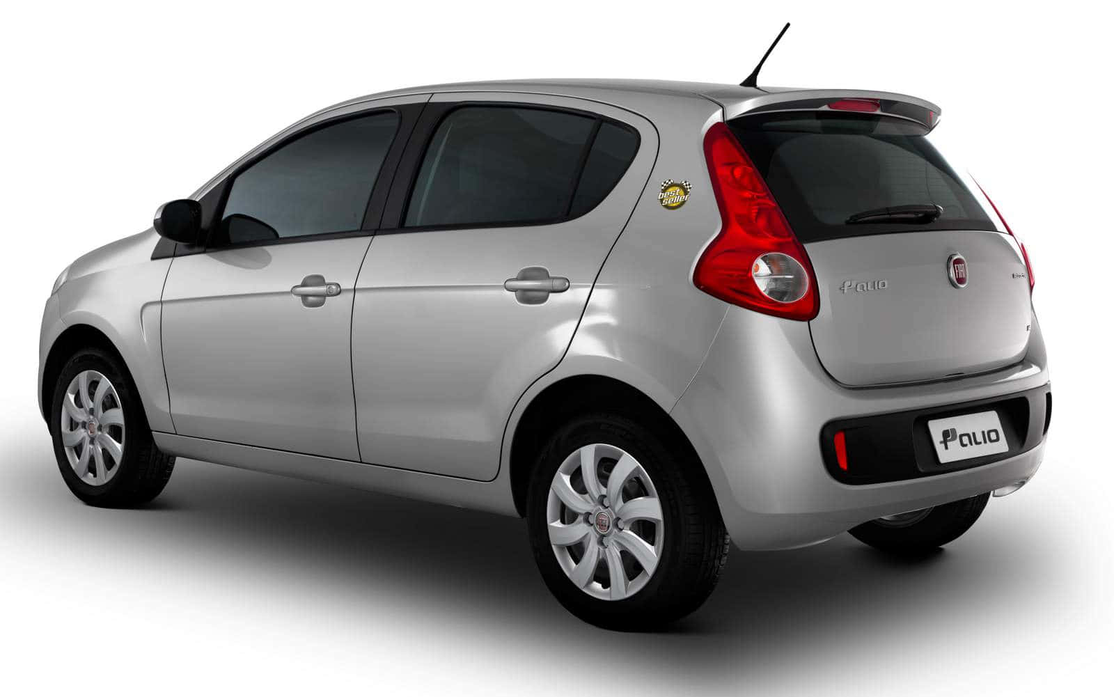Fiat Palio 桌布 壁紙 — 一輛時尚的銀色Fiat Palio掀背車，在攝影棚燈光下展現簡潔線條和紅色尾燈。