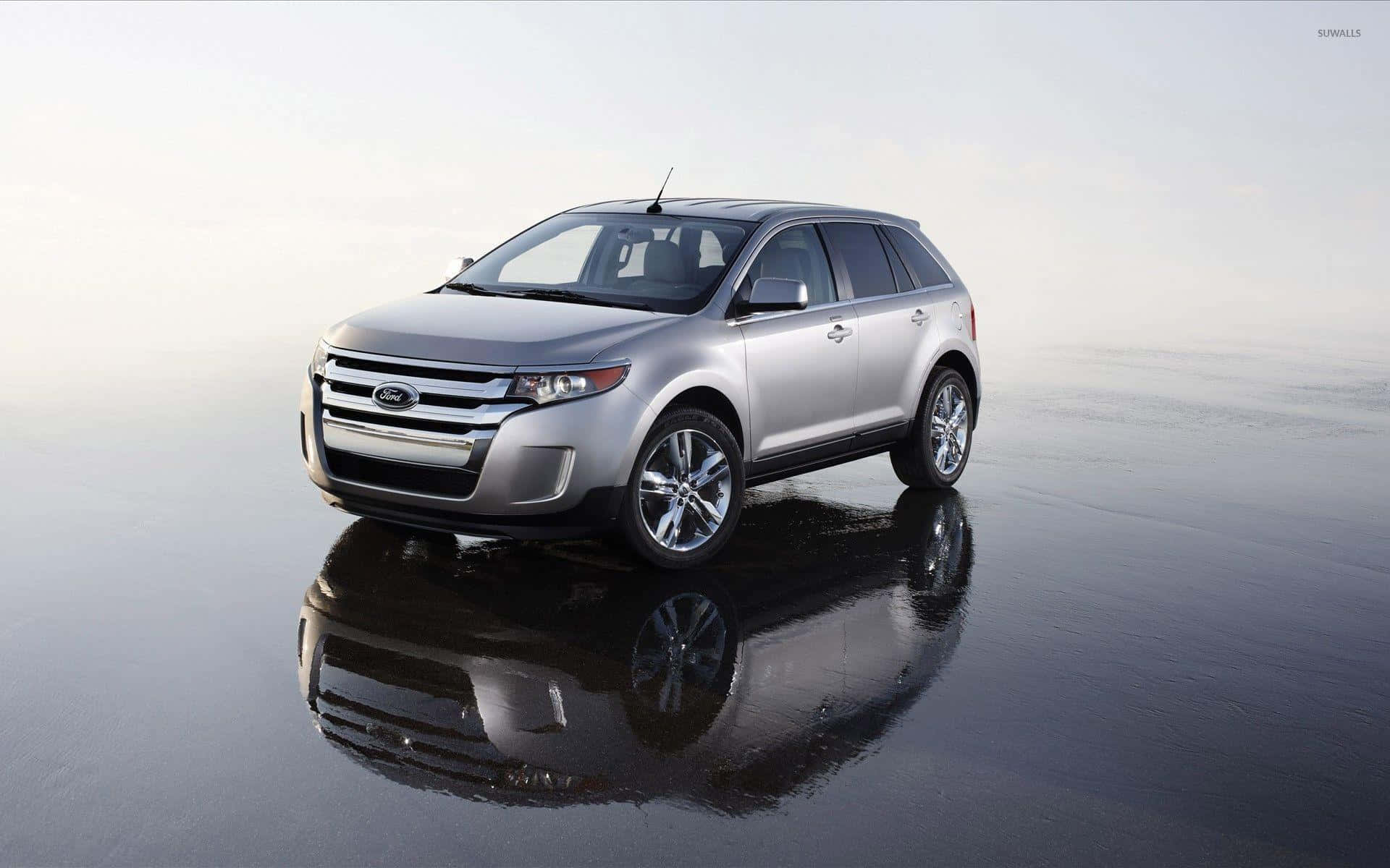 Ford Edge 桌布 壁紙 — 一輛時尚的銀色福特Edge SUV在柔和日光下完美反射在濕滑如鏡的表面上。