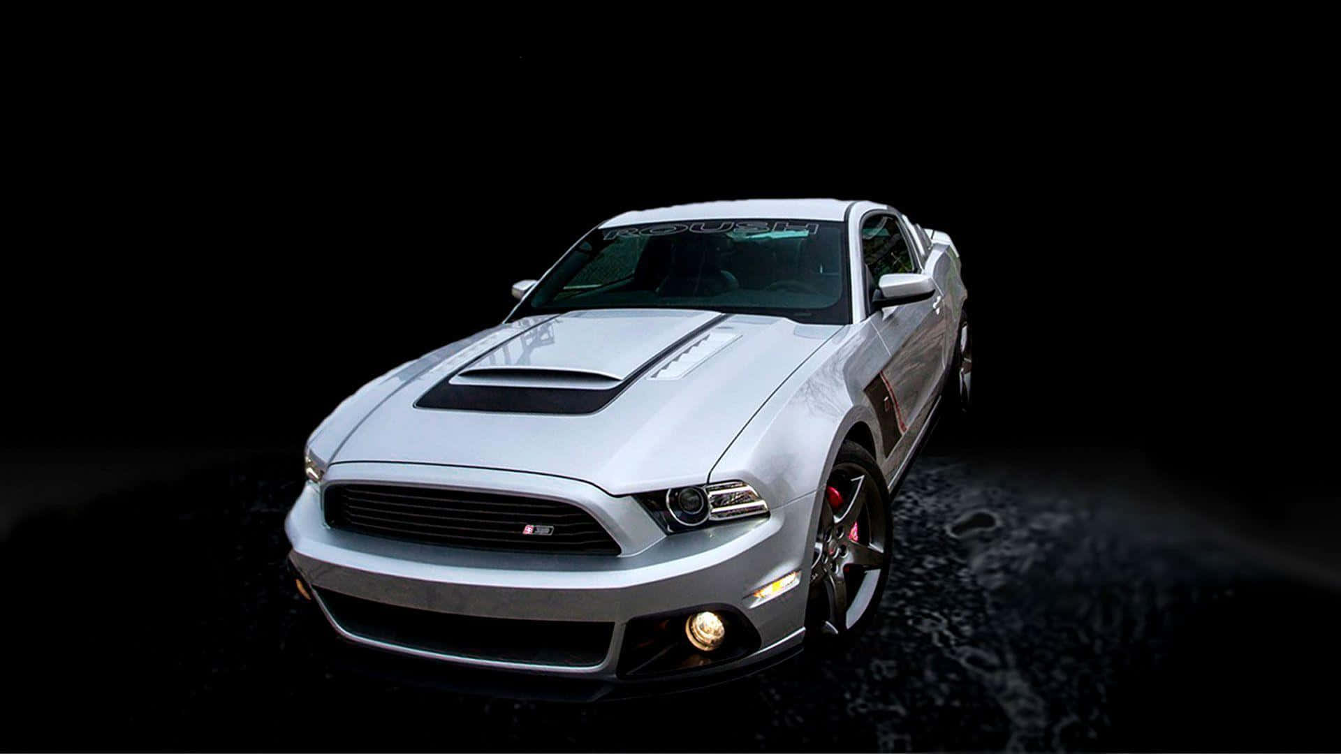 Ford Mustang Roush 桌布 壁紙 — 一架時尚的銀色福特野馬跑車在戲劇性的聚光燈下，在漆黑的攝影棚背景中閃耀。