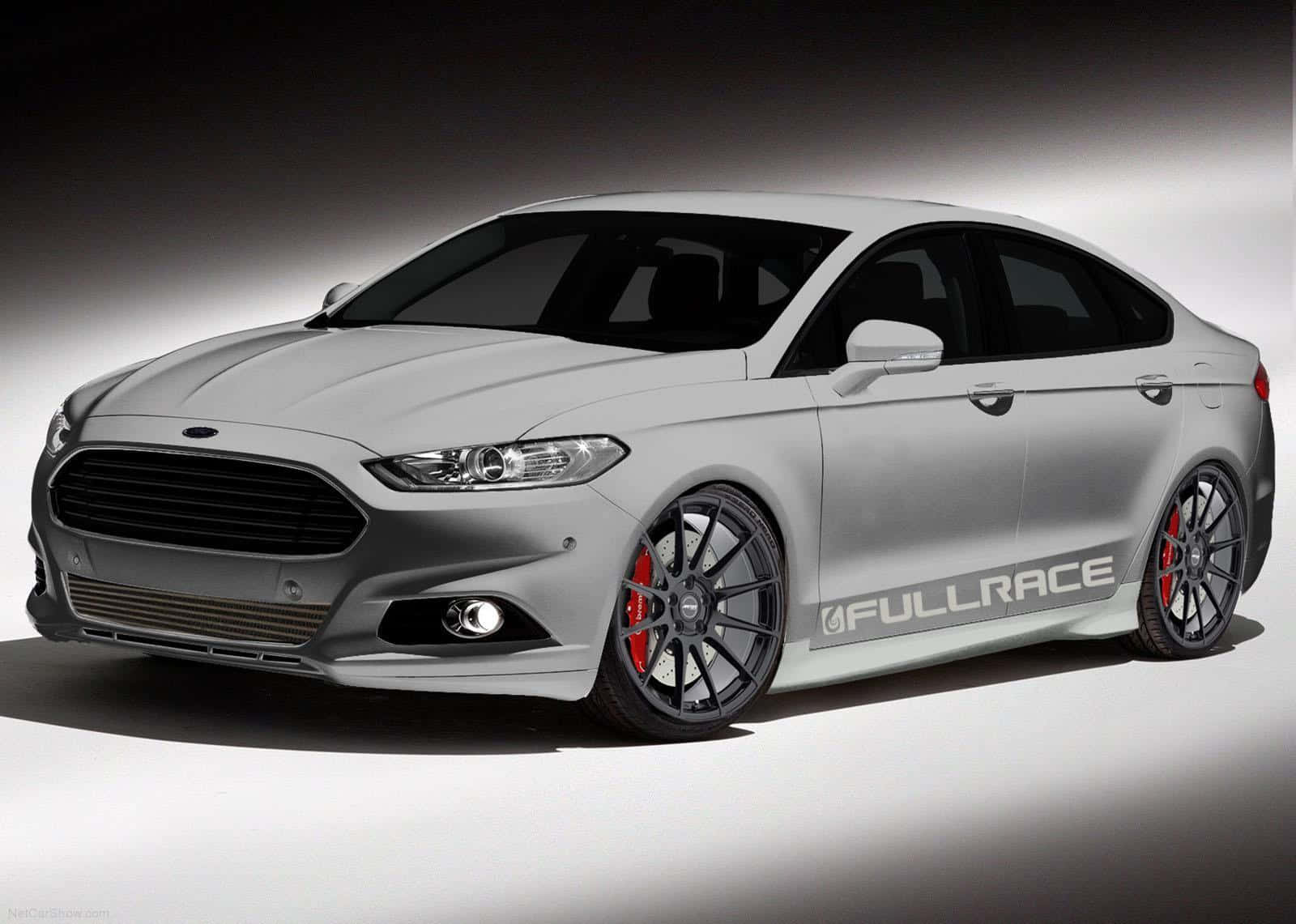 Ford Fusion 桌布 壁紙 — 一輛時尚的銀色福特轎車，配備黑色輪圈和紅色制動卡鉗，在漸變灰色工作室背景前擺拍。
