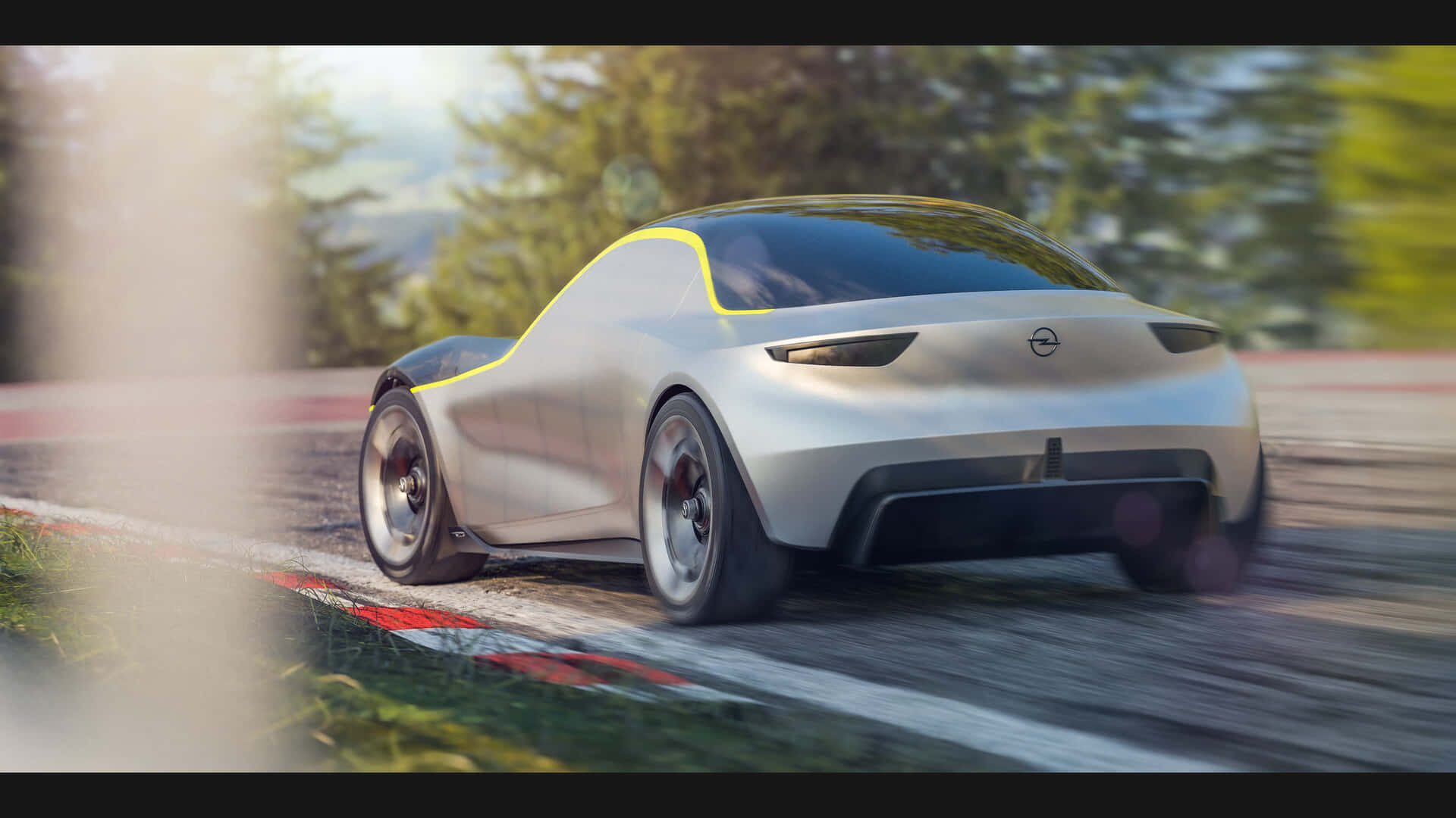 Opel Gt 桌布 壁紙 — 一輛時尚的銀色未來主義汽車，帶有黃色點綴，在日落時分沿著蜿蜒的森林道路飛馳。