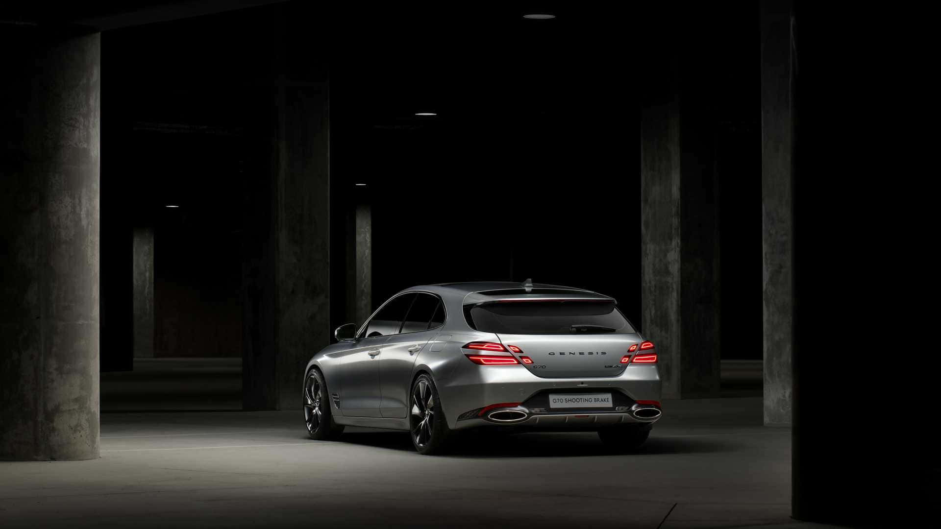 Genesis G70 桌布 壁紙 — 一輛時尚的銀色Genesis G70 Shooting Brake在黑暗混凝土地下停車場的聚光燈下閃閃發光。
