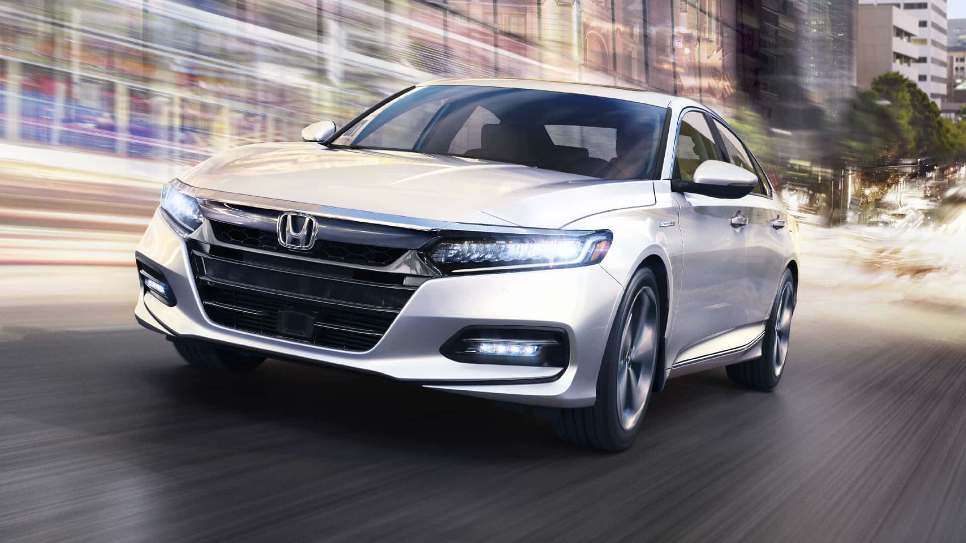 Honda Accord 桌布 壁紙 — 一輛時尚的銀色本田轎車在模糊的城市街道上疾馳，動態模糊強調了速度。
