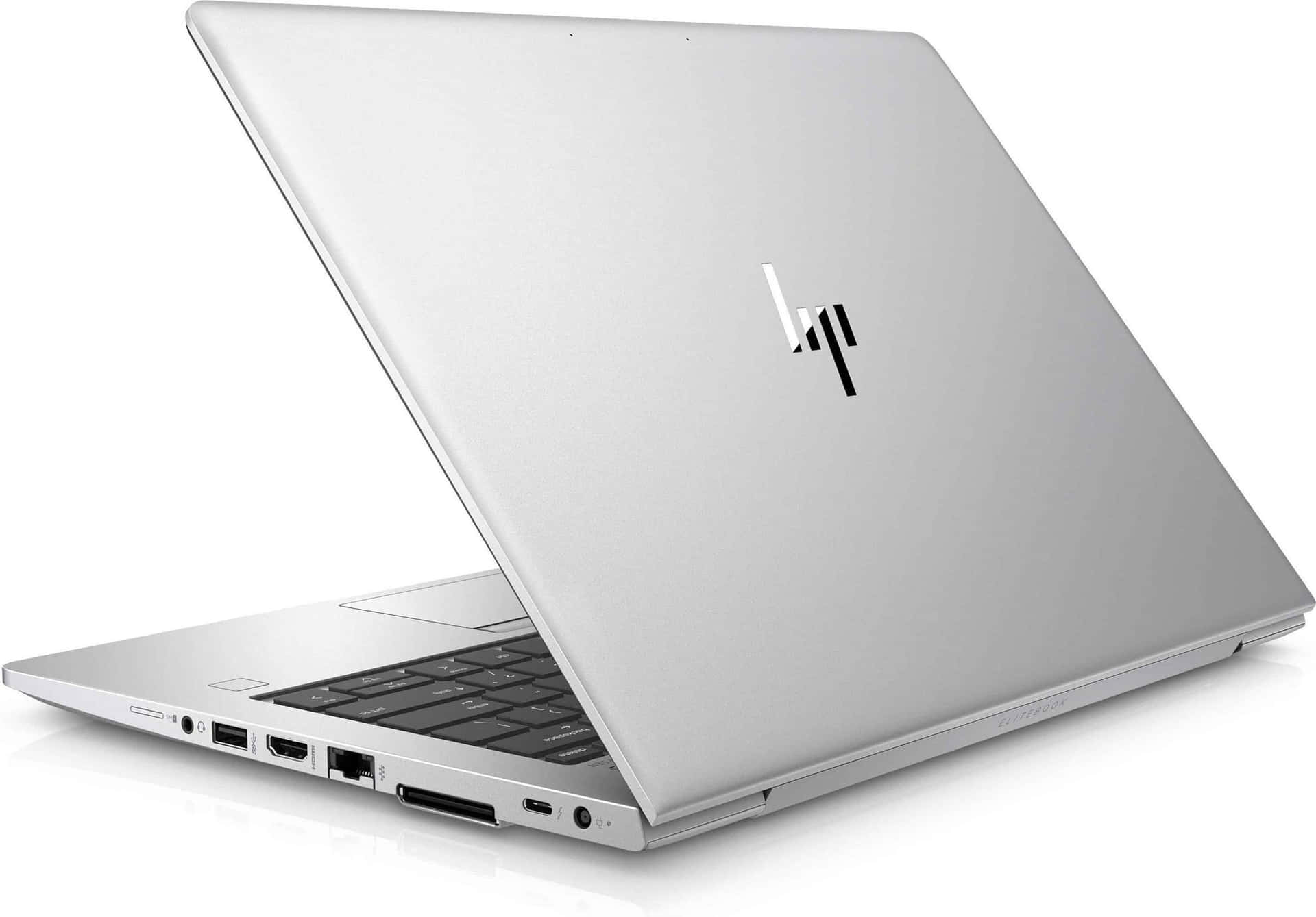 銀色 HP 筆記型電腦打開，顯示連接埠和鍵盤在白色背景上 — Hp 壁紙
